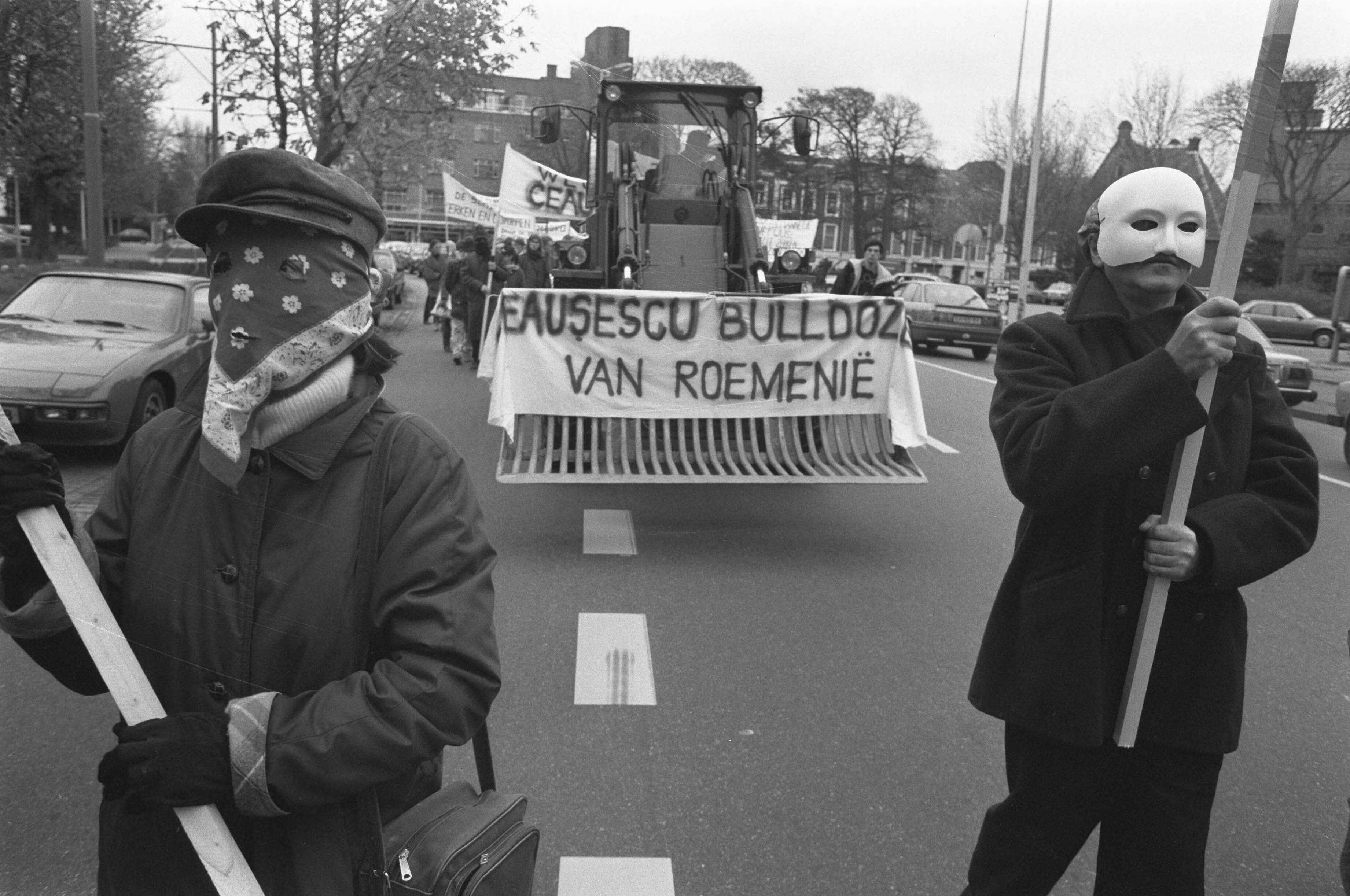 Fotocollectie Anefo — Demonstratie tegen afbraak dorpen in Roemenie te Den Haag — Foto: Croes, Rob C. / Anefo. Licentie: Set B: Rechtenvrij / Publiek Domein. Bron: Nationaal Archief. http://hdl.handle.net/10648/ad6ea888-d0b4-102d-bcf8-003048976d84