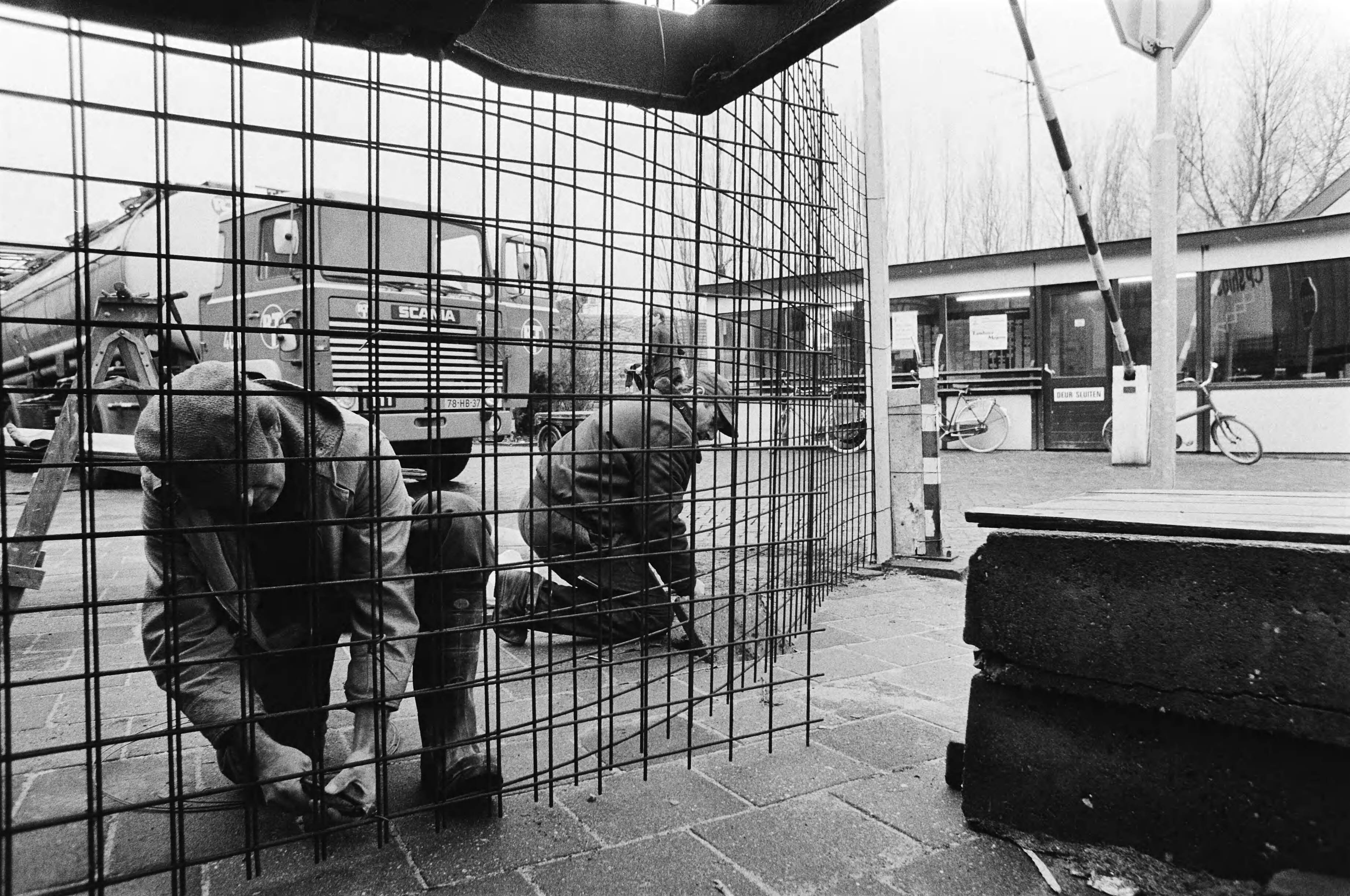 Fotocollectie Anefo — Van Gelder in Wormer bezet; "Openingen" rond het bedrijf gedicht met betonijzer — Foto: Croes, Rob C. / Anefo. Licentie: Set B: Rechtenvrij / Publiek Domein. Bron: Nationaal Archief. http://hdl.handle.net/10648/acd889de-d0b4-102d-bcf8-003048976d84