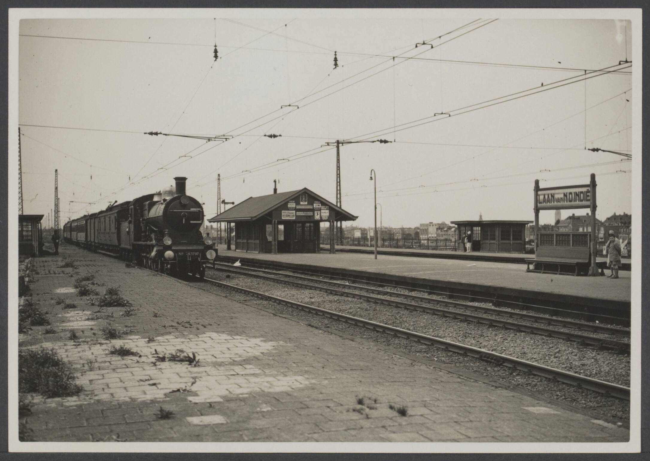 Stationsgebouwen - Nederland — Station Den Haag Laan van N.O. Indië — Foto: Spaarnestad (uitgever). Licentie: Set B: Rechtenvrij / Publiek Domein. Bron: Nationaal Archief. http://hdl.handle.net/10648/fdc4ecf7-3ea7-752d-7e1b-a6fdb36ab434