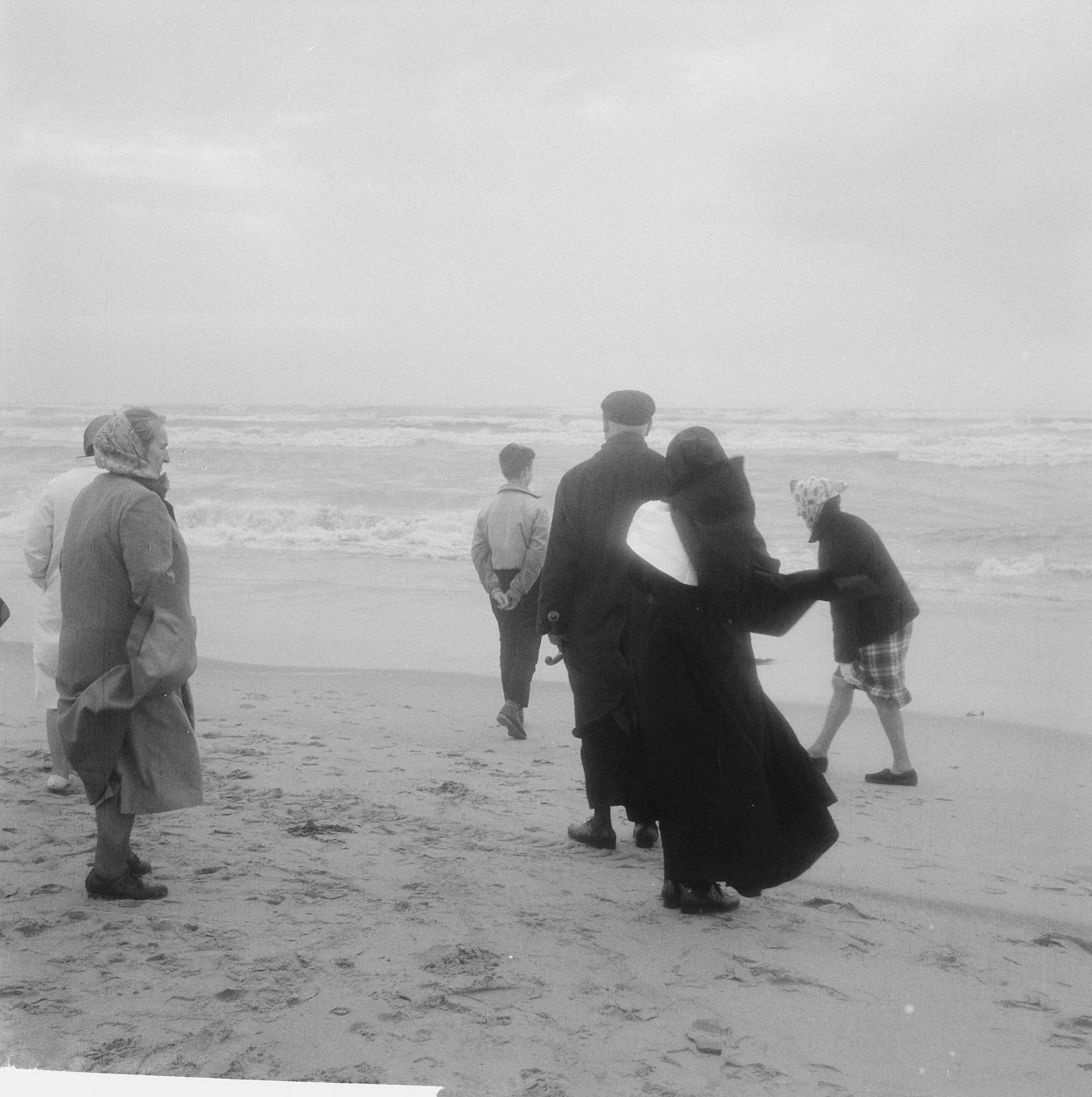 Fotocollectie Anefo — Strand Zandvoort bij storm — Foto: Nijs, Jac. de / Anefo. Licentie: Set B: Rechtenvrij / Publiek Domein. Bron: Nationaal Archief. http://hdl.handle.net/10648/aa176526-d0b4-102d-bcf8-003048976d84