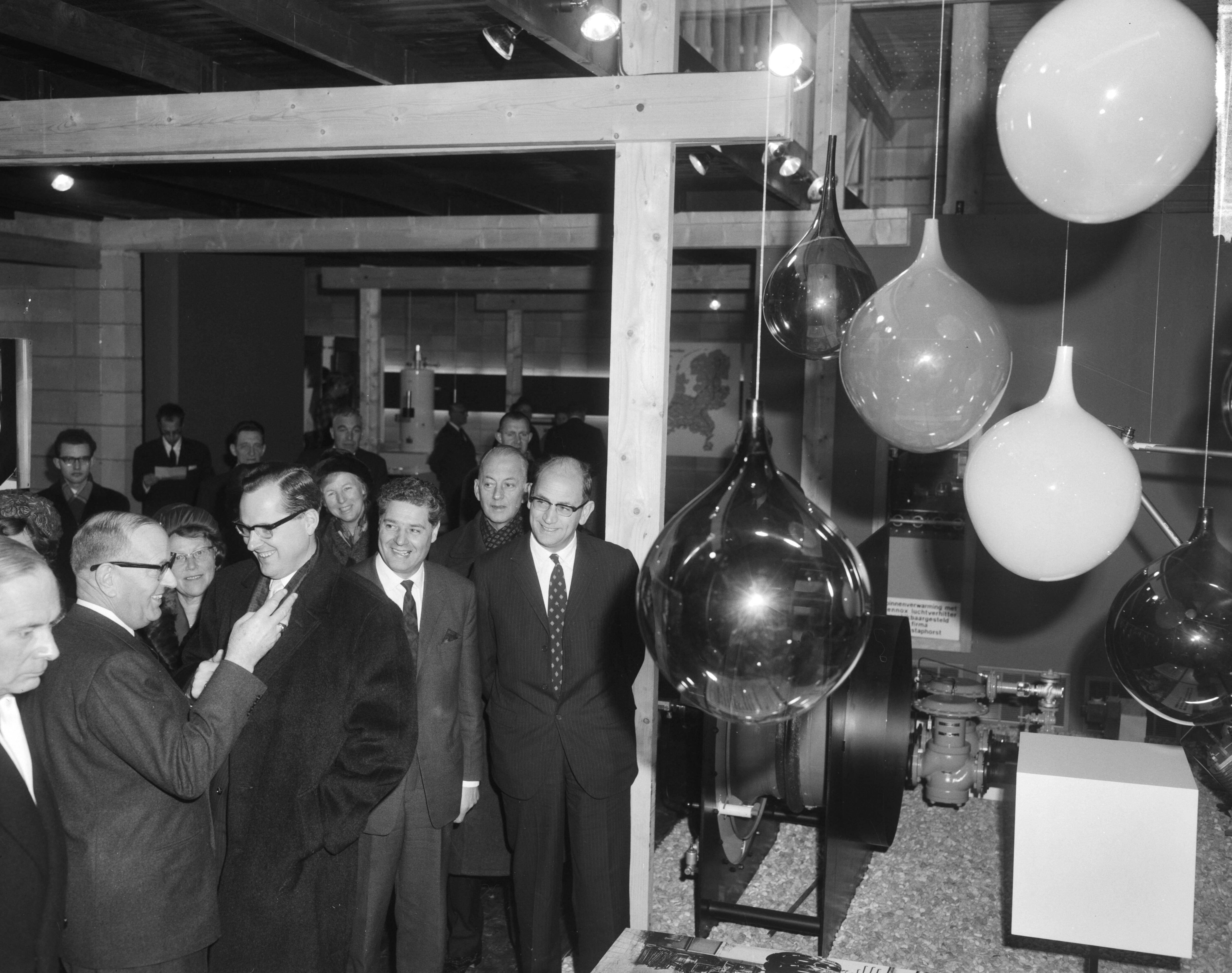Fotocollectie Anefo — Minister van Economische Zaken dr. J.E. Andriessen heeft te Utrecht de 49e Voorjaarsbeurs geopend, tijdens rondgang op de stand van de Gasunie — Foto: Bilsen, Joop van / Anefo. Licentie: Set B: Rechtenvrij / Publiek Domein. Bron: Nationaal Archief. http://hdl.handle.net/10648/aa97871a-d0b4-102d-bcf8-003048976d84