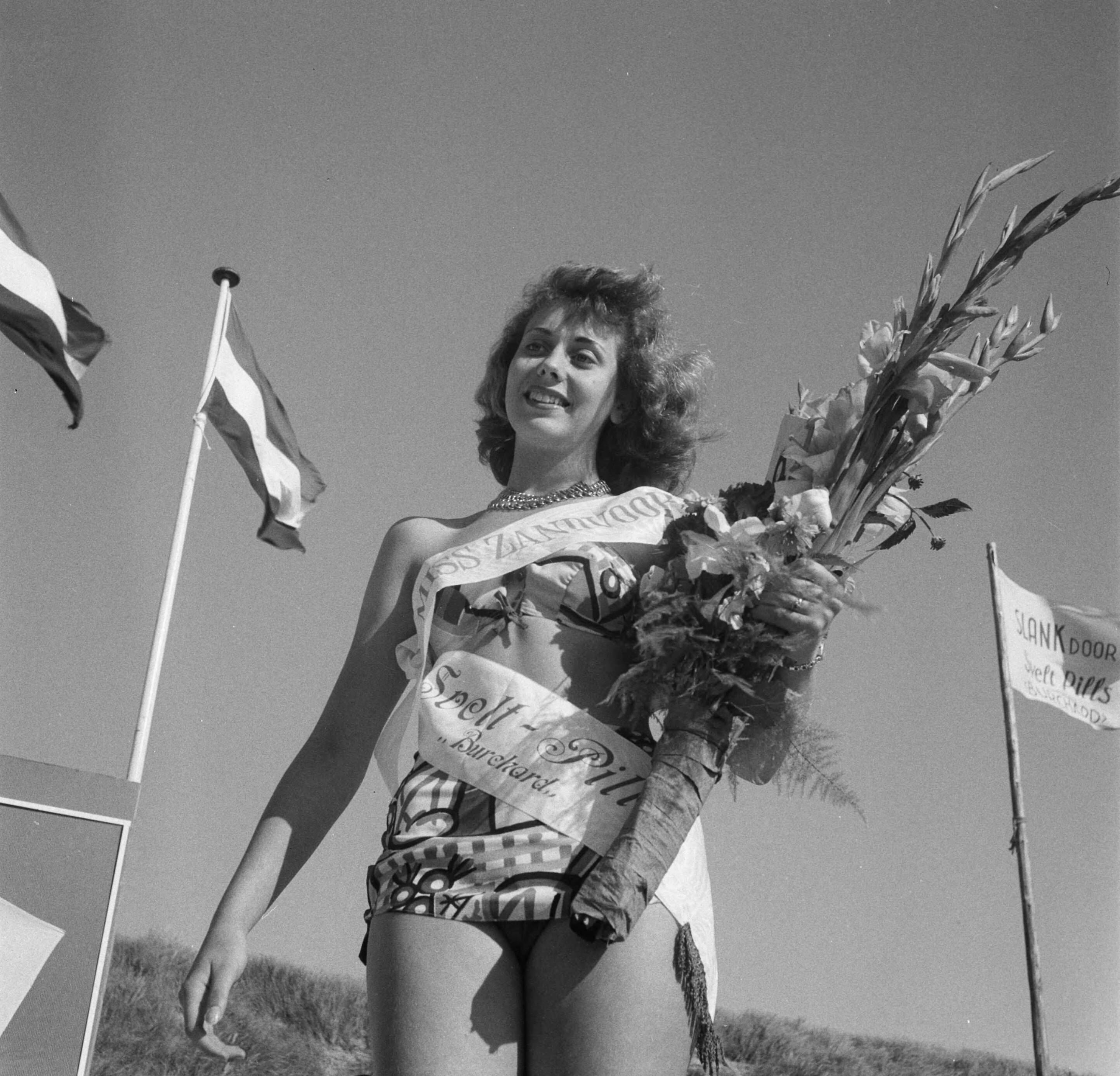 Miss Zandvoort — Verkiezing Miss Zandvoort; winnares Mimi Kok (17 jaar) — Foto: Pot, Harry / Anefo. Licentie: Set B: Rechtenvrij / Publiek Domein. Bron: Nationaal Archief. http://hdl.handle.net/10648/a8ed34fa-d0b4-102d-bcf8-003048976d84