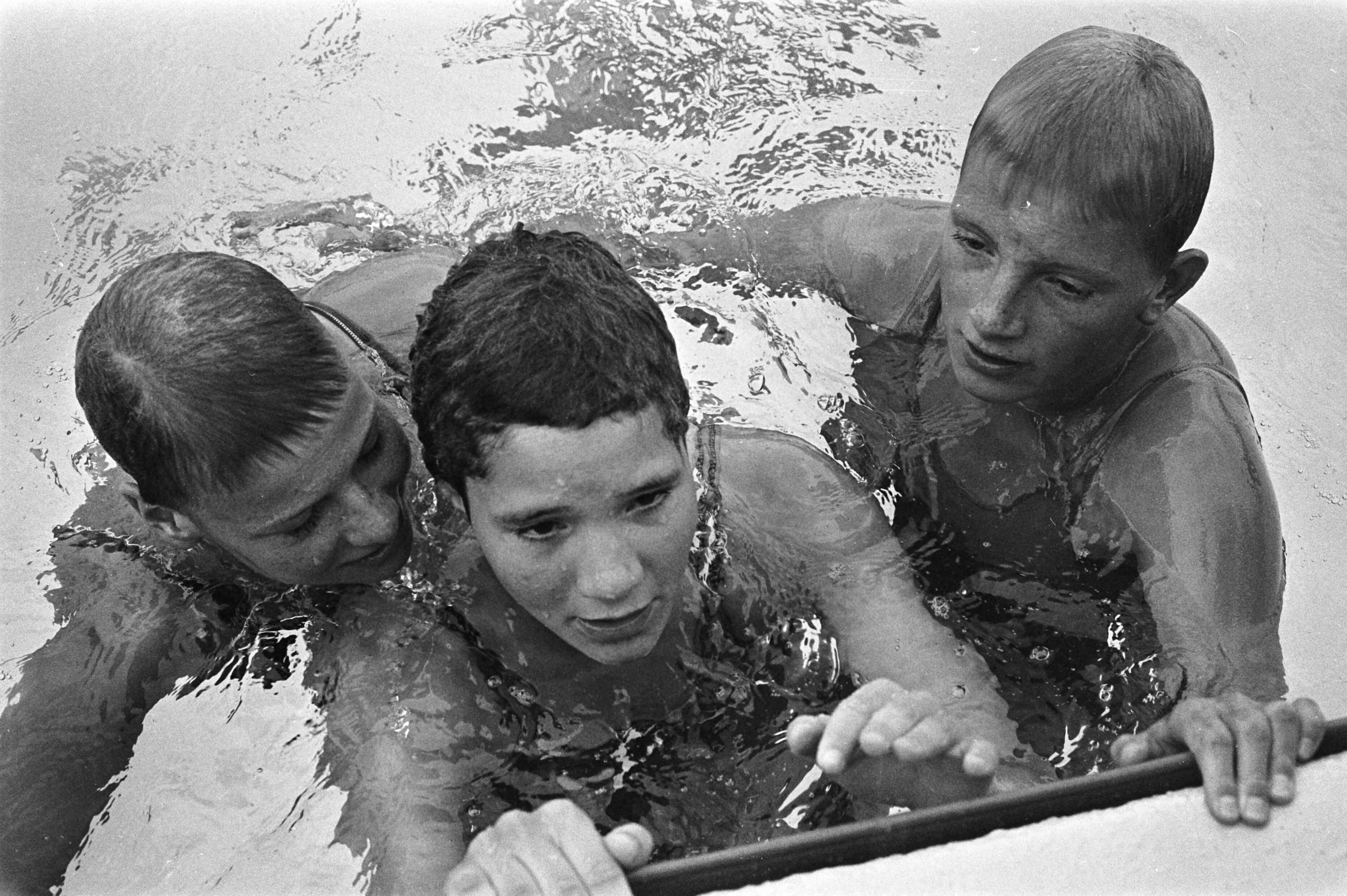 Fotocollectie Anefo — Nationale zwemkampioenschappen in Leeuwarden Linda de Boer , Anke Rijnders en Hansje van Bunschoten na 200 meter vrije slag — Foto: Verhoeff, Bert / Anefo. Licentie: Set B: Rechtenvrij / Publiek Domein. Bron: Nationaal Archief. http://hdl.handle.net/10648/ab9d9870-d0b4-102d-bcf8-003048976d84