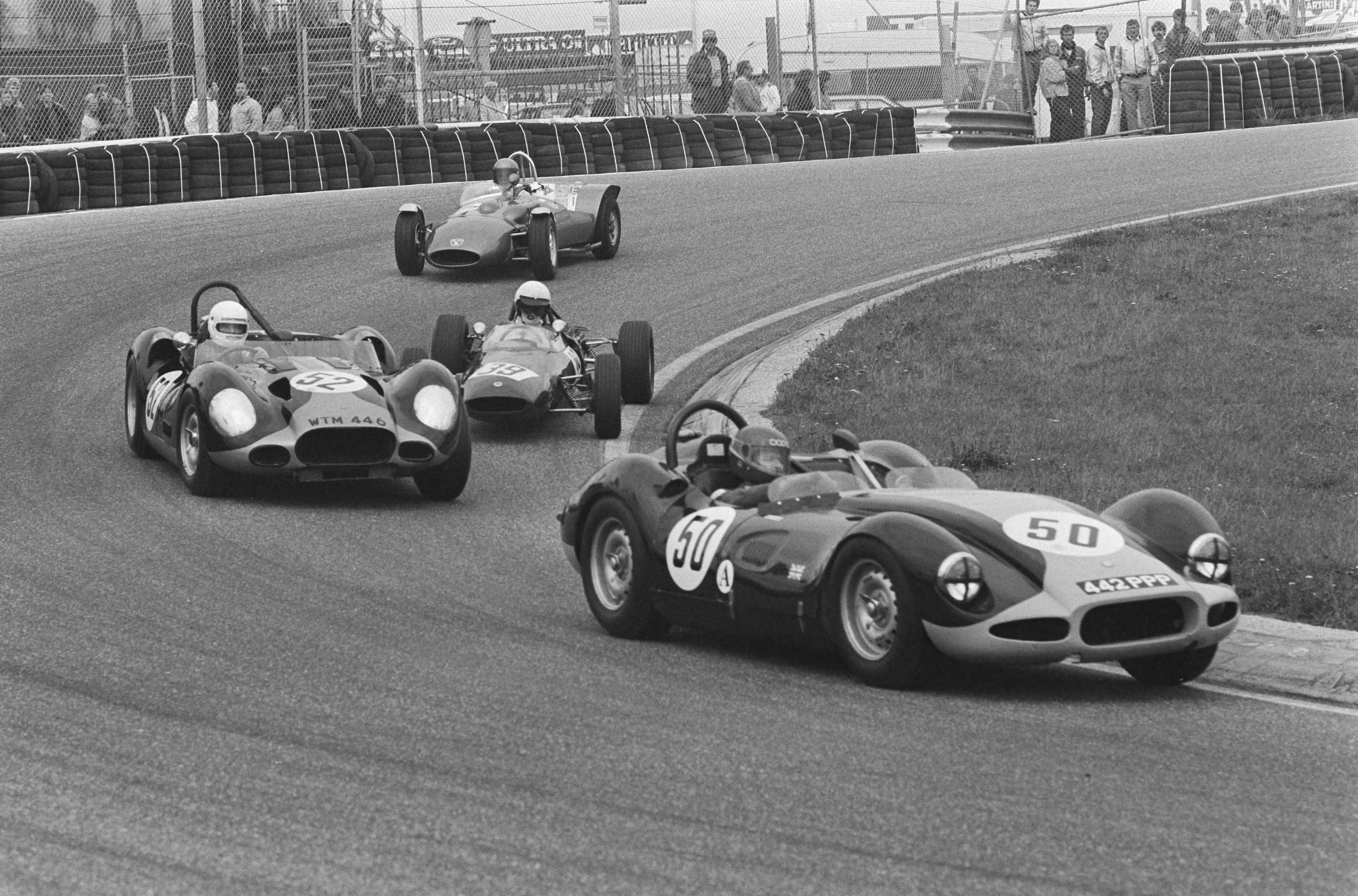 Fotocollectie Anefo — Dries van der Lof (l) in Maserak 250F uit 1956 tijdens Historische Grand Prix formule I in Zandvoort; impressie van de race — Foto: Gerrits, Roland / Anefo. Licentie: Set B: Rechtenvrij / Publiek Domein. Bron: Nationaal Archief. http://hdl.handle.net/10648/ad56c0a6-d0b4-102d-bcf8-003048976d84