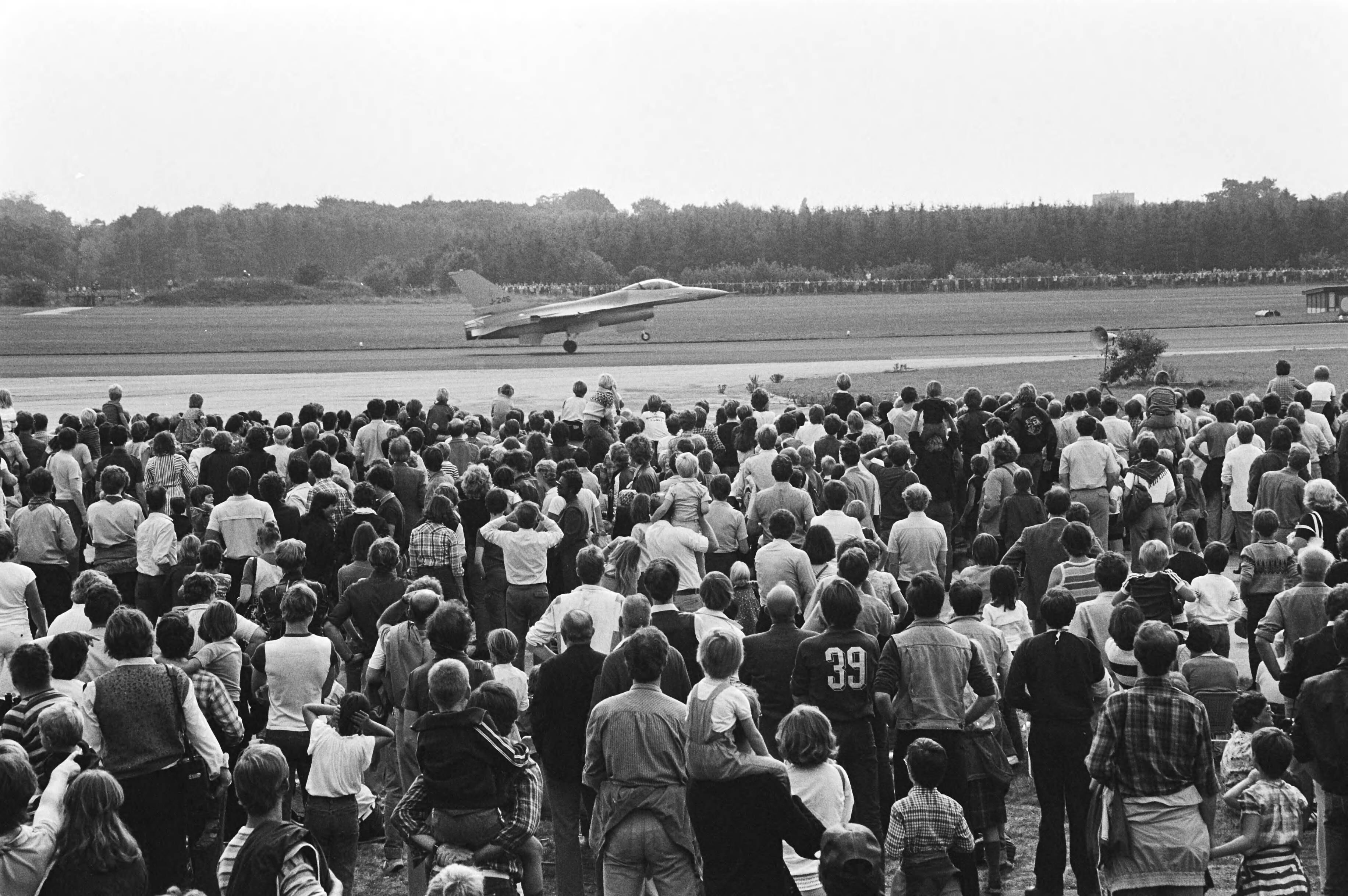 Open dag op luchtmachtbasis Soesterberg — Grote drukte op de luchtmachtbasis Soesterberg terwijl een Mc Donnell Douglas F 15 Eagle jachtvliegtuig start — Foto: Dijk, Hans van / Anefo. Licentie: Set B: Rechtenvrij / Publiek Domein. Bron: Nationaal Archief. http://hdl.handle.net/10648/ad0394c6-d0b4-102d-bcf8-003048976d84