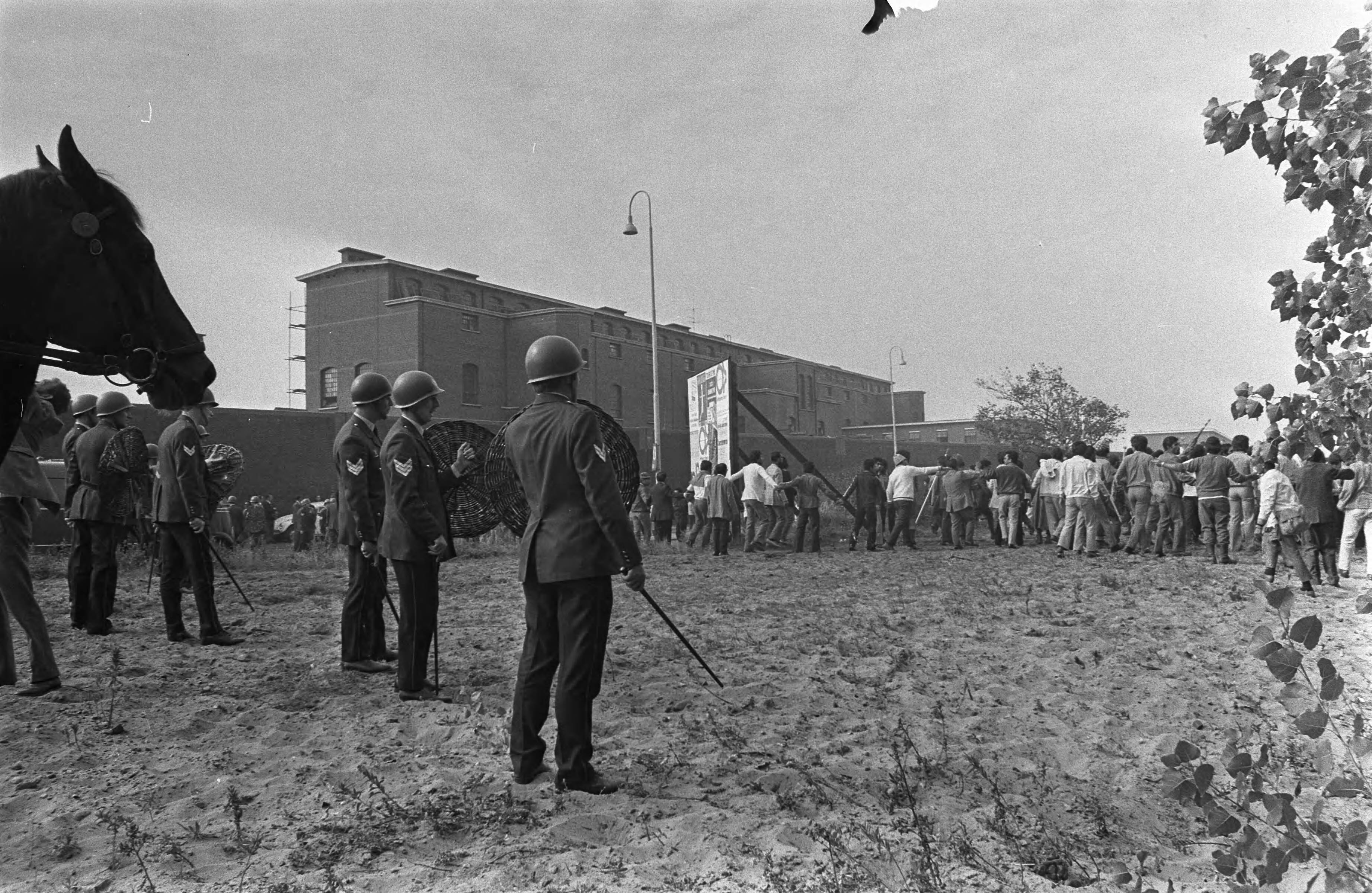 Fotocollectie Anefo — Demonstratie Zuid-Molukkers in Den Haag ; Zuid-Molukkers worden teruggedreven door eigen ordedienst; (links) politie met helmen — Foto: Mieremet, Rob / Anefo. Licentie: Set B: Rechtenvrij / Publiek Domein. Bron: Nationaal Archief. http://hdl.handle.net/10648/aba4bd4e-d0b4-102d-bcf8-003048976d84