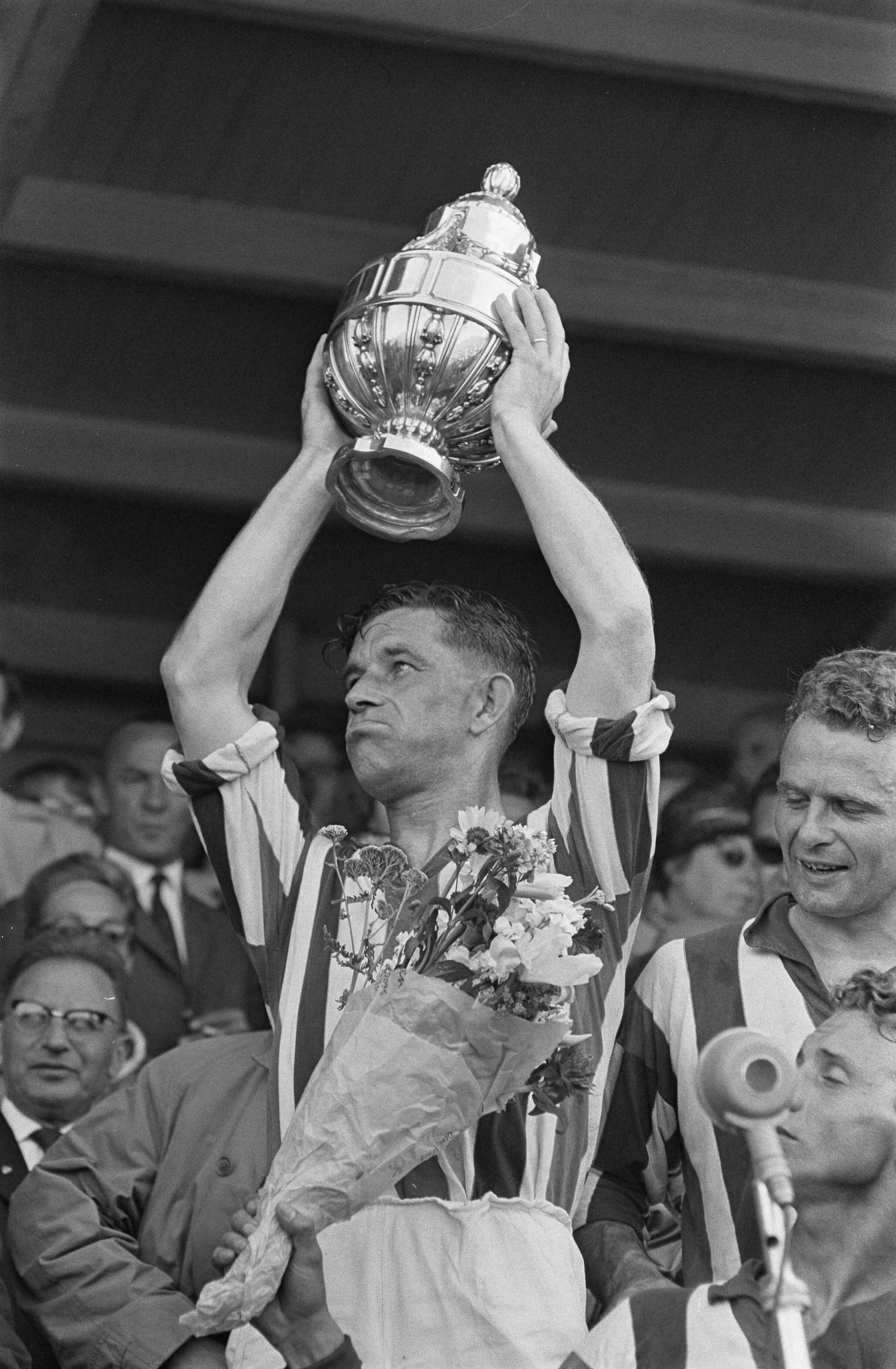 Fotocollectie Anefo — Voetbal. Willem II Bekerwinnaar door ADO met 3-0 te verslaan. Willem II aanvoerder Brooymans met beker — Foto: Nijs, Jac. de / Anefo. Licentie: Set B: Rechtenvrij / Publiek Domein. Bron: Nationaal Archief. http://hdl.handle.net/10648/aa3c0746-d0b4-102d-bcf8-003048976d84