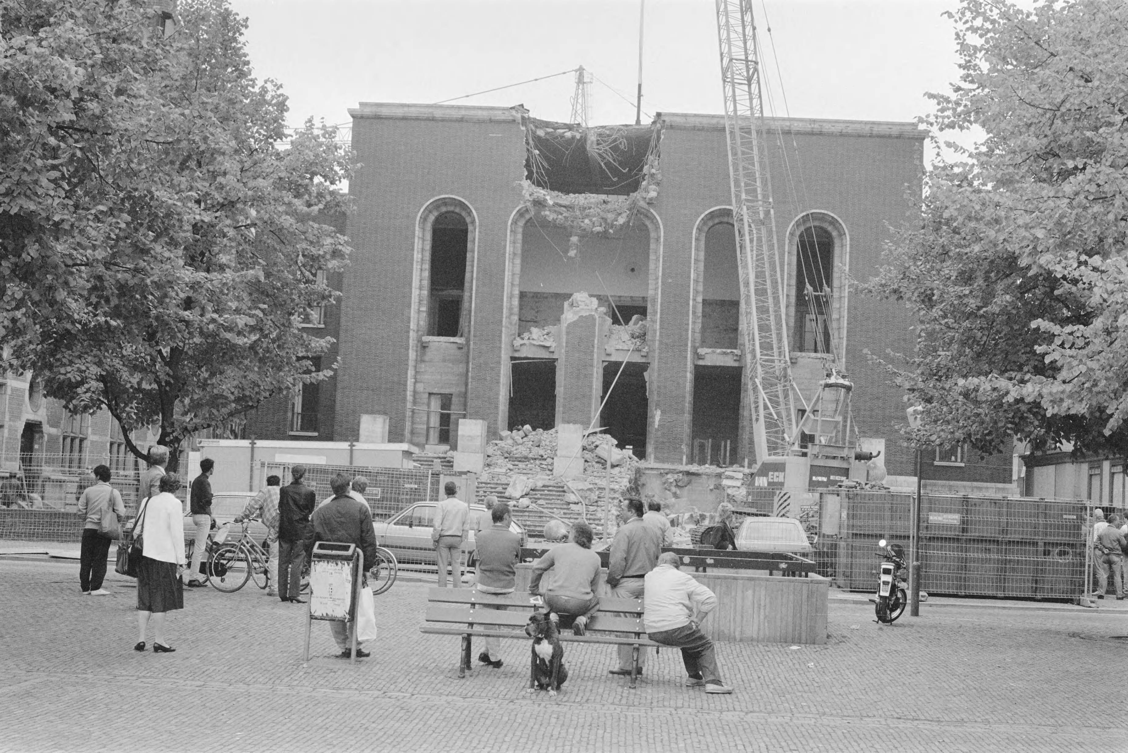 Fotocollectie Anefo — Sloop gebouw Hoge Raad , Den Haag — Foto: Bogaerts, Rob / Anefo. Licentie: Set B: Rechtenvrij / Publiek Domein. Bron: Nationaal Archief. http://hdl.handle.net/10648/ad6d2418-d0b4-102d-bcf8-003048976d84