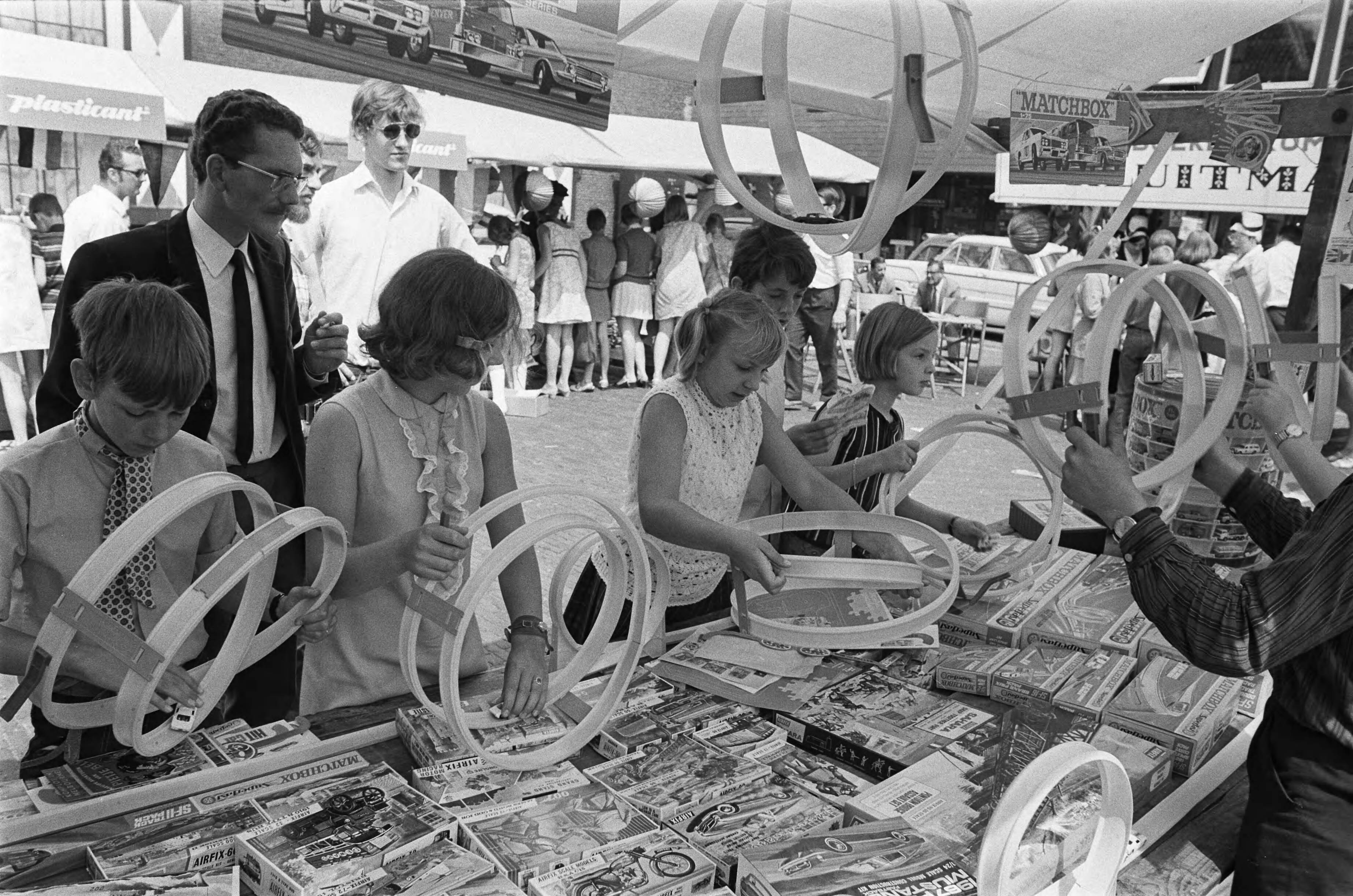 Fotocollectie Anefo — Speelmarkt van Speelweek 70 in Alkmaar geopend door waarnemend burgemeester G. H. A. de Zeeuw — Foto: Evers, Joost / Anefo. Licentie: Set B: Rechtenvrij / Publiek Domein. Bron: Nationaal Archief. http://hdl.handle.net/10648/ab9a11aa-d0b4-102d-bcf8-003048976d84