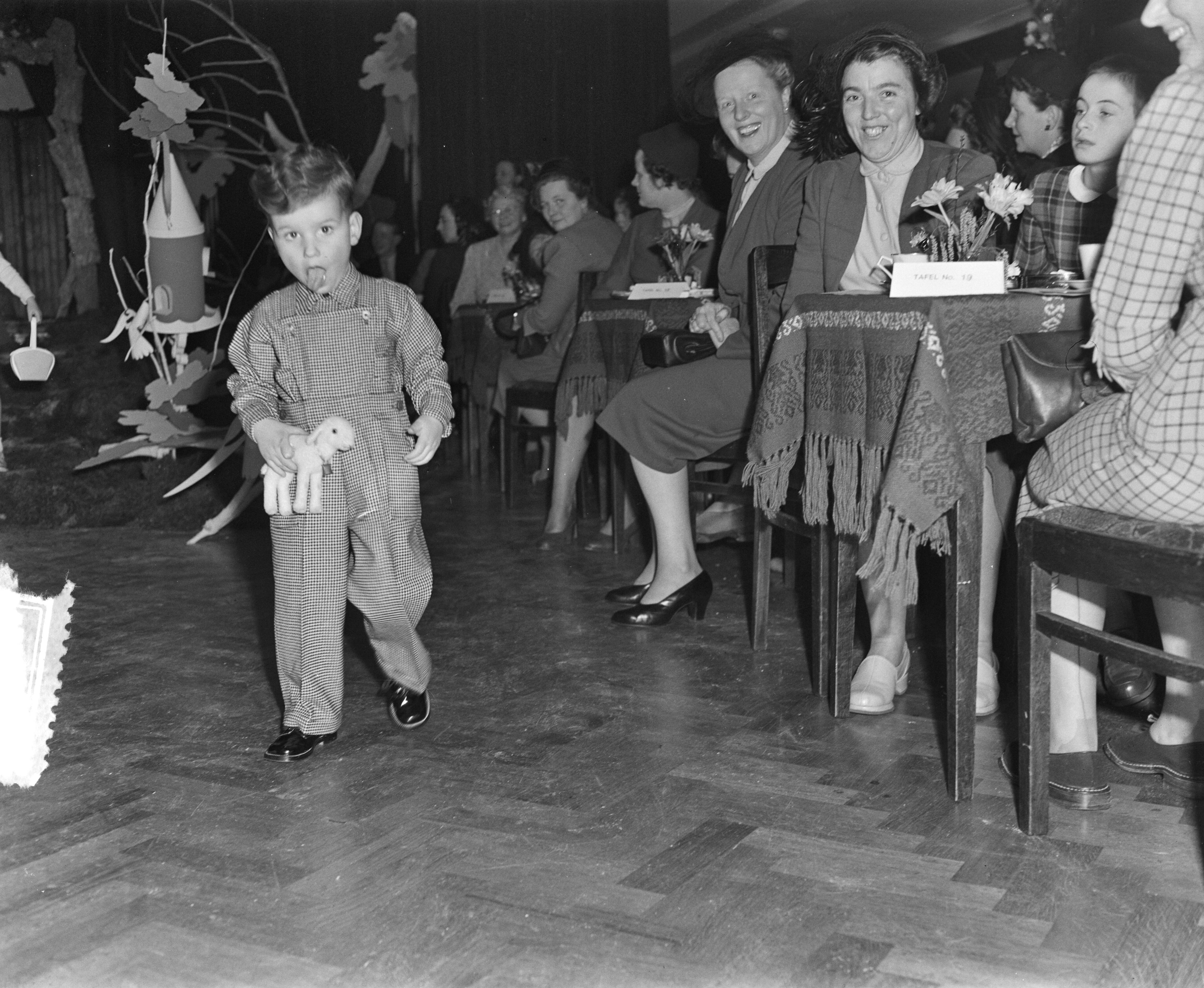 Modeshow Groningen (kinderen) — Foto: Pot, Harry / Anefo. — Licentie: Set B: Rechtenvrij / Publiek Domein. Bron: Nationaal Archief. http://hdl.handle.net/10648/a8f6800a-d0b4-102d-bcf8-003048976d84