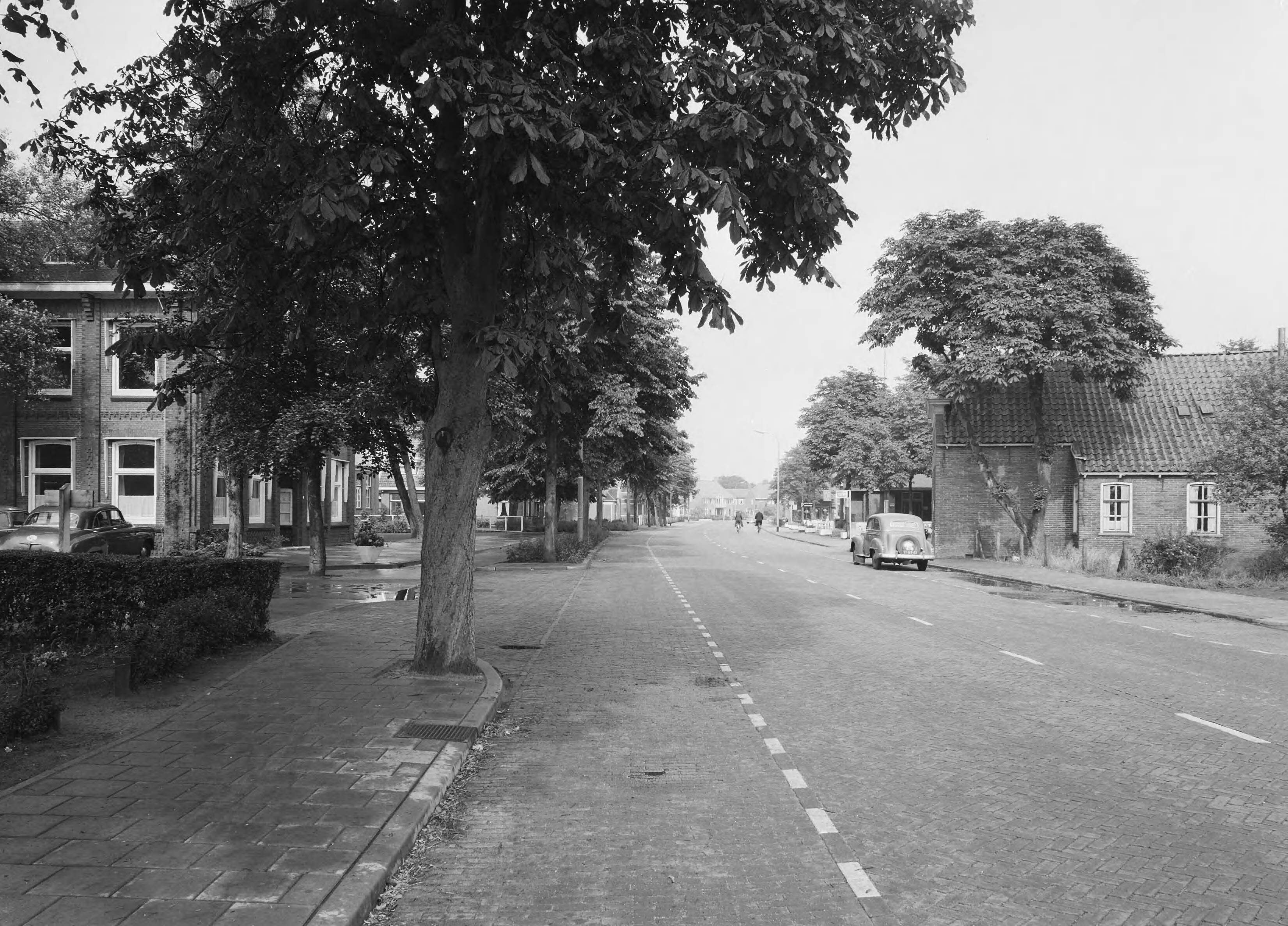 Fotocollectie Nederlandse Heidemaatschappij — Straat en gemeentehuis te Sellingen (Gr.) — Foto: Wüllschleger, [...] / Heidemij. Licentie: Set B: Rechtenvrij / Publiek Domein. Bron: Nationaal Archief. http://hdl.handle.net/10648/ae7b74cc-d0b4-102d-bcf8-003048976d84