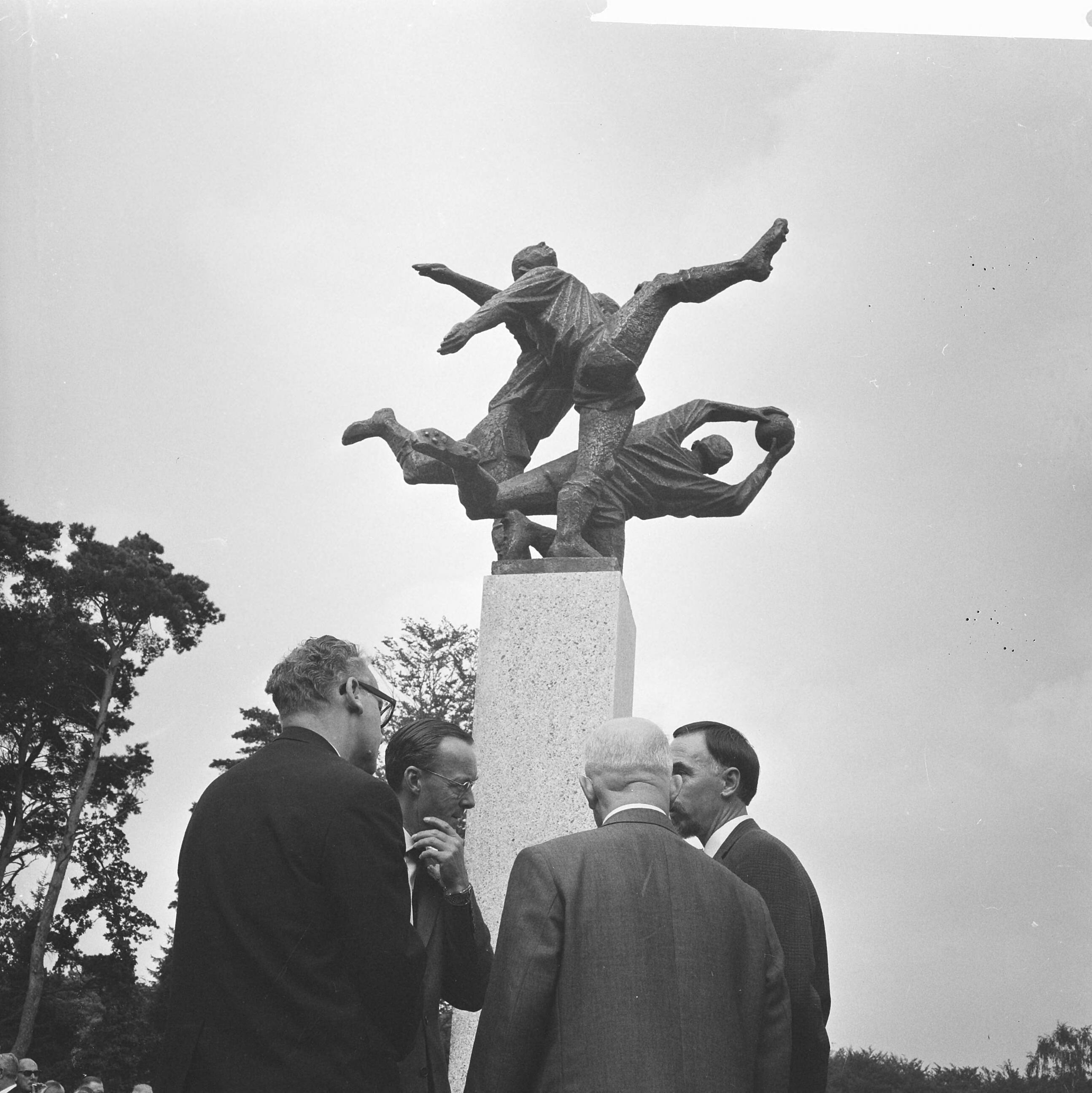 Fotocollectie Anefo — Opening KNVB-sportcentrum te Zeist door prins Bernhard, vlnr. minister Vrolijk, prins Bernhard, KNVB-voorzitter Toon Schröder (op rug gezien) en beeldhouwer A.P. Schaller — Foto: Nijs, Jac. de / Anefo. Licentie: Set B: Rechtenvrij / Publiek Domein. Bron: Nationaal Archief. http://hdl.handle.net/10648/aac0c328-d0b4-102d-bcf8-003048976d84