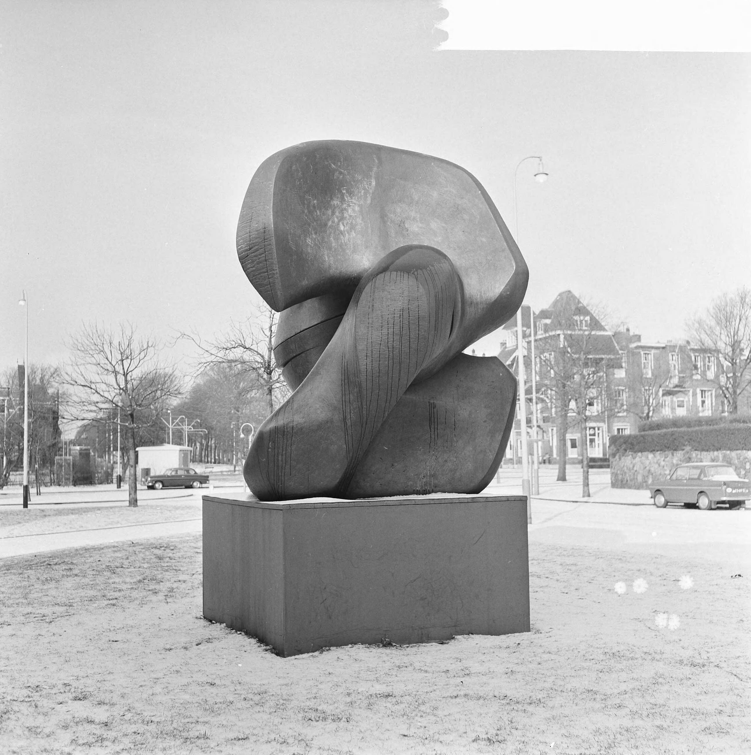 Fotocollectie Anefo — Opdracht KRO, beeld van Henry Moore te Den Haag — Foto: Voets, Jan / Anefo. Licentie: Set B: Rechtenvrij / Publiek Domein. Bron: Nationaal Archief. http://hdl.handle.net/10648/aad692ca-d0b4-102d-bcf8-003048976d84