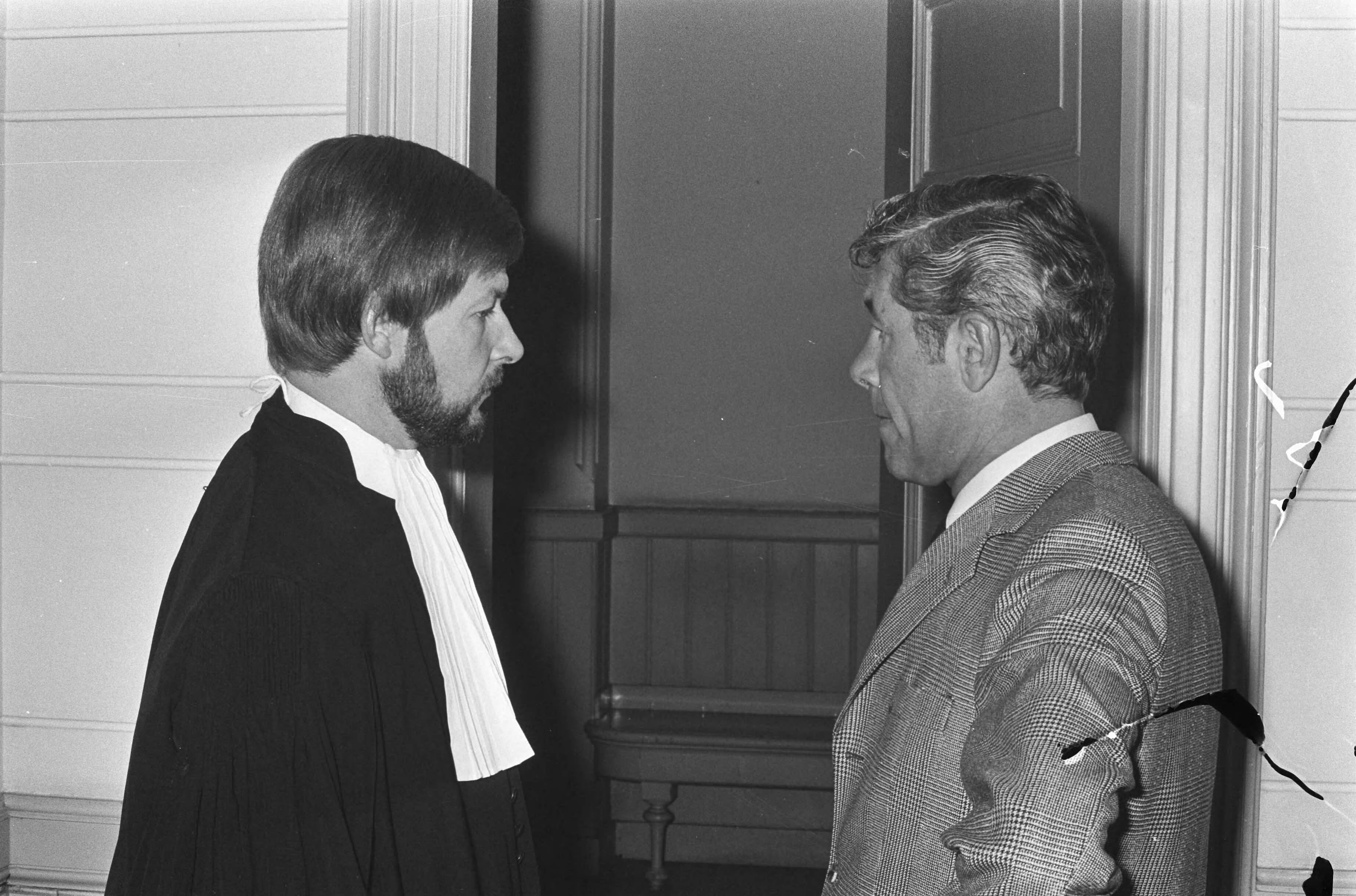 Fotocollectie Anefo — Kort geding van het supermarktbedrijf Dirk van den Broek tegen concurrent Simon de Wit voor de president van de Haarlemse rechtbank i.v.m. advertenties, de advocaat mr. P.C. van der Hoek (links) en de heer J.A. van Brakel, vertegenwoordiger van Simon de Wit — Foto: Punt, W. / Anefo. Licentie: Set B: Rechtenvrij / Publiek Domein. Bron: Nationaal Archief. http://hdl.handle.net/10648/ac3218ec-d0b4-102d-bcf8-003048976d84