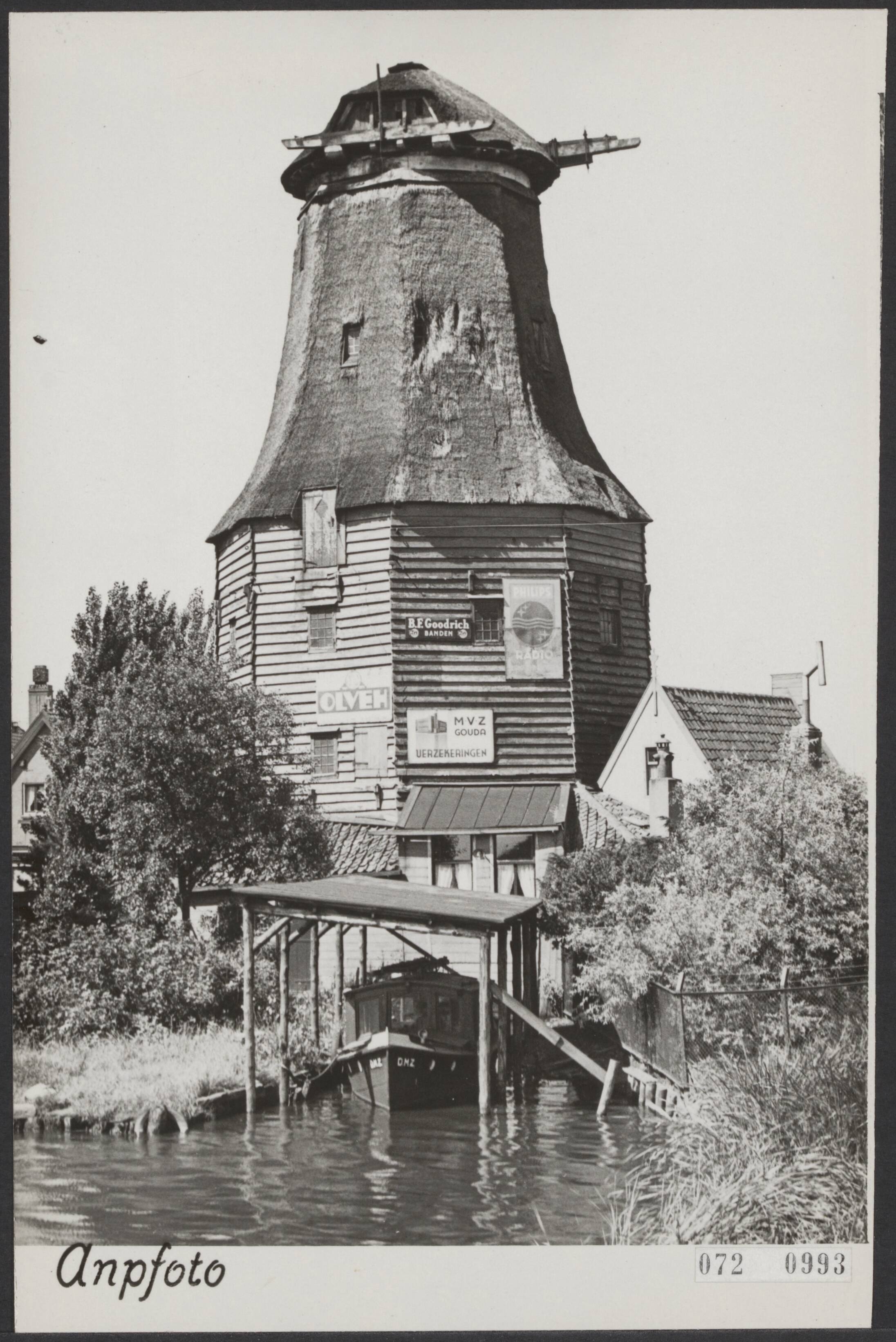 Fotocollectie Elsevier Binnenland — Dankzij inwoners van Zaandijk, zal de oude molen "De Dood" die reeds sinds 1934 in een onttakelde toestand verkeerd, niet alleen worden behouden, maar ook in oude luister worden hersteld — Foto: ANP / RVD of rechtenvrij. Licentie: Set B: Rechtenvrij / Publiek Domein. Bron: Nationaal Archief. http://hdl.handle.net/10648/ae121306-d0b4-102d-bcf8-003048976d84