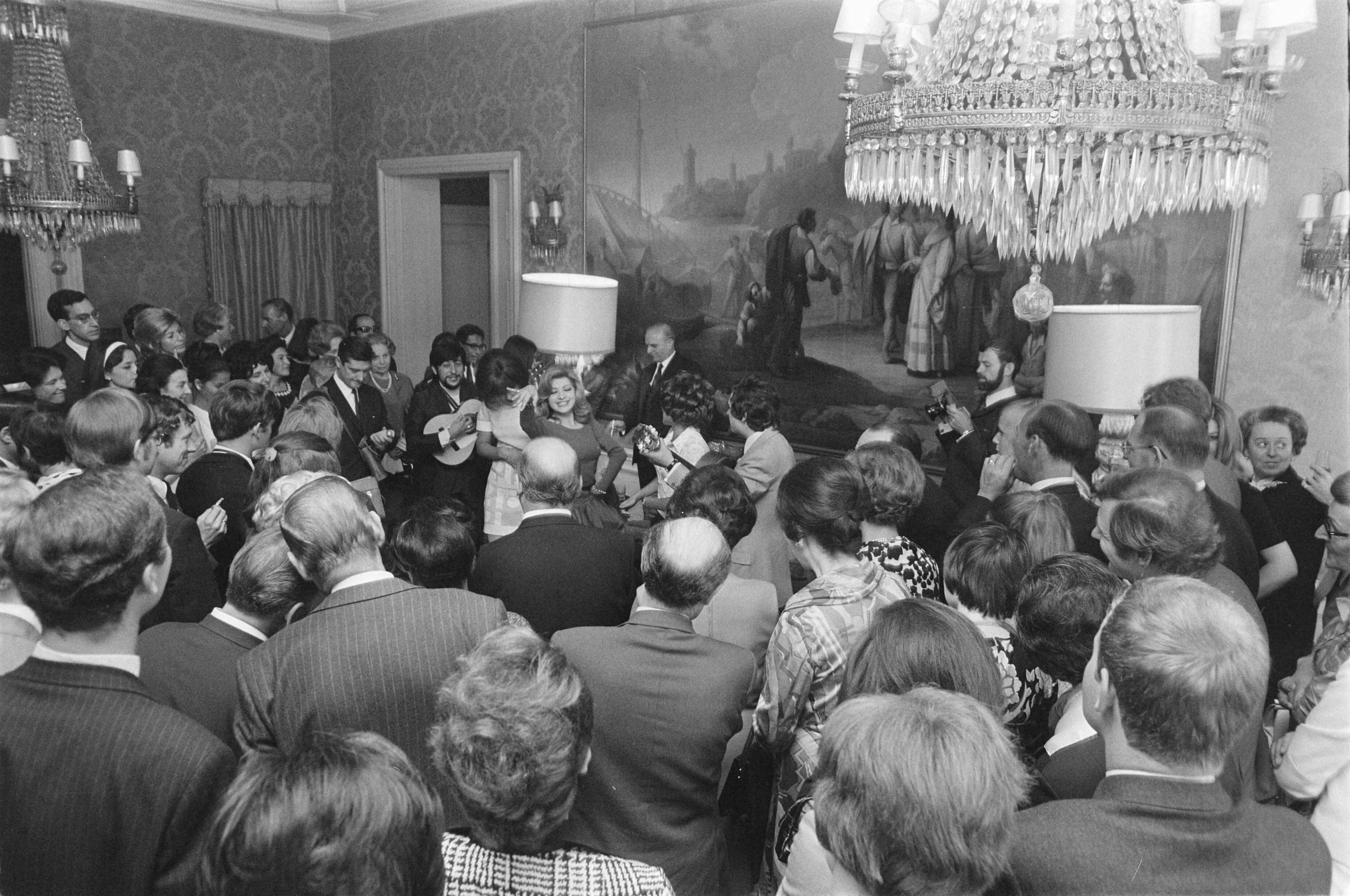 Uitreiking beker van het Eurovisie Songfestival aan Lenny Kuhr op de Spaanse Ambassade in Den Haag — Kuhr, Lenny|Den Haag|Zuid-Holland|ambassades |festivals |uitreikingen — Foto: Fotograaf Onbekend / Anefo. Licentie: Set B: Rechtenvrij / Publiek Domein. Bron: Nationaal Archief. http://hdl.handle.net/10648/ab722686-d0b4-102d-bcf8-003048976d84