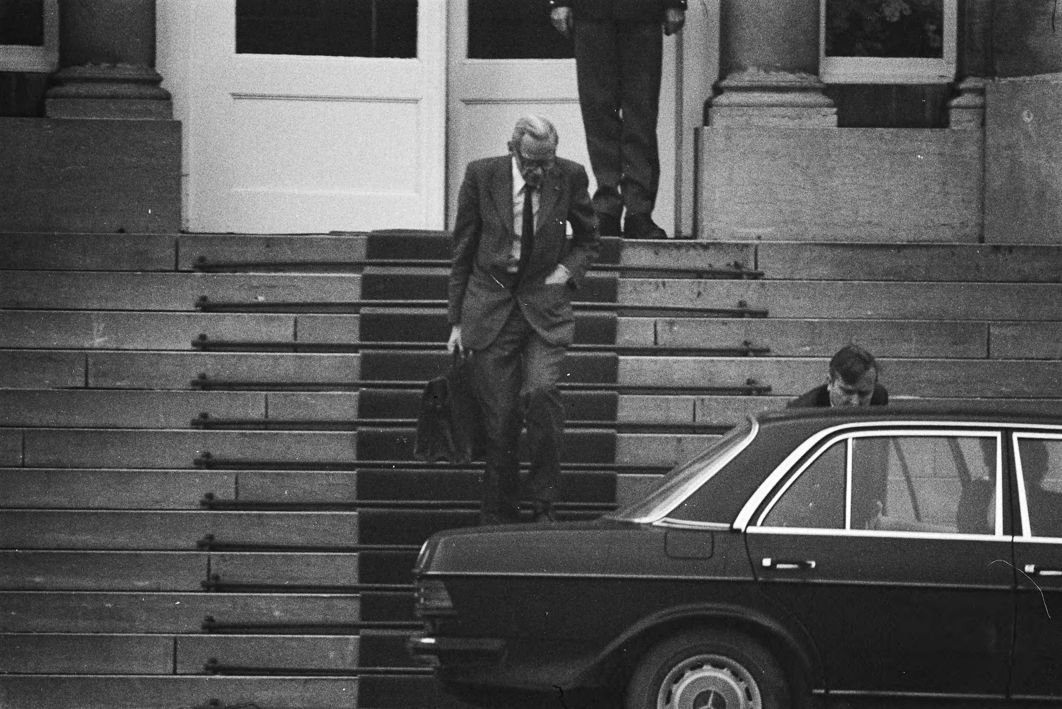 Fotocollectie Anefo — Informateur Van der Grinten naar koningin Juliana voor het eindverslag; Van der Grinten op de trappen van paleis Soestdijk — Foto: Verhoeff, Bert / Anefo. Licentie: Set B: Rechtenvrij / Publiek Domein. Bron: Nationaal Archief. http://hdl.handle.net/10648/aca7b6ec-d0b4-102d-bcf8-003048976d84