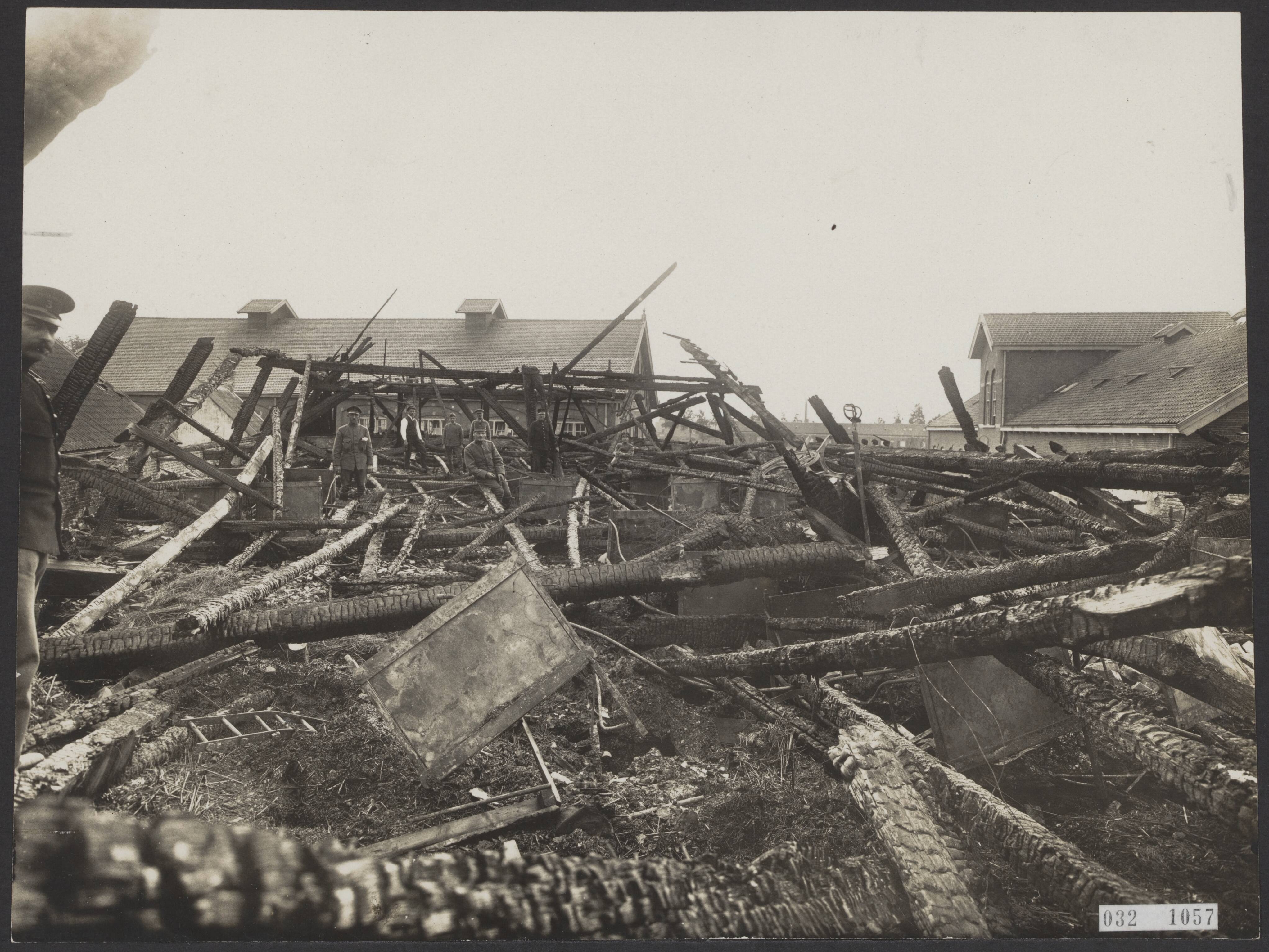 Fotocollectie Elsevier Binnenland — Brand in kazerne te Breda — Foto: Fotopersbureau "Holland". Licentie: Set B: Rechtenvrij / Publiek Domein. Bron: Nationaal Archief. http://hdl.handle.net/10648/ade51d06-d0b4-102d-bcf8-003048976d84