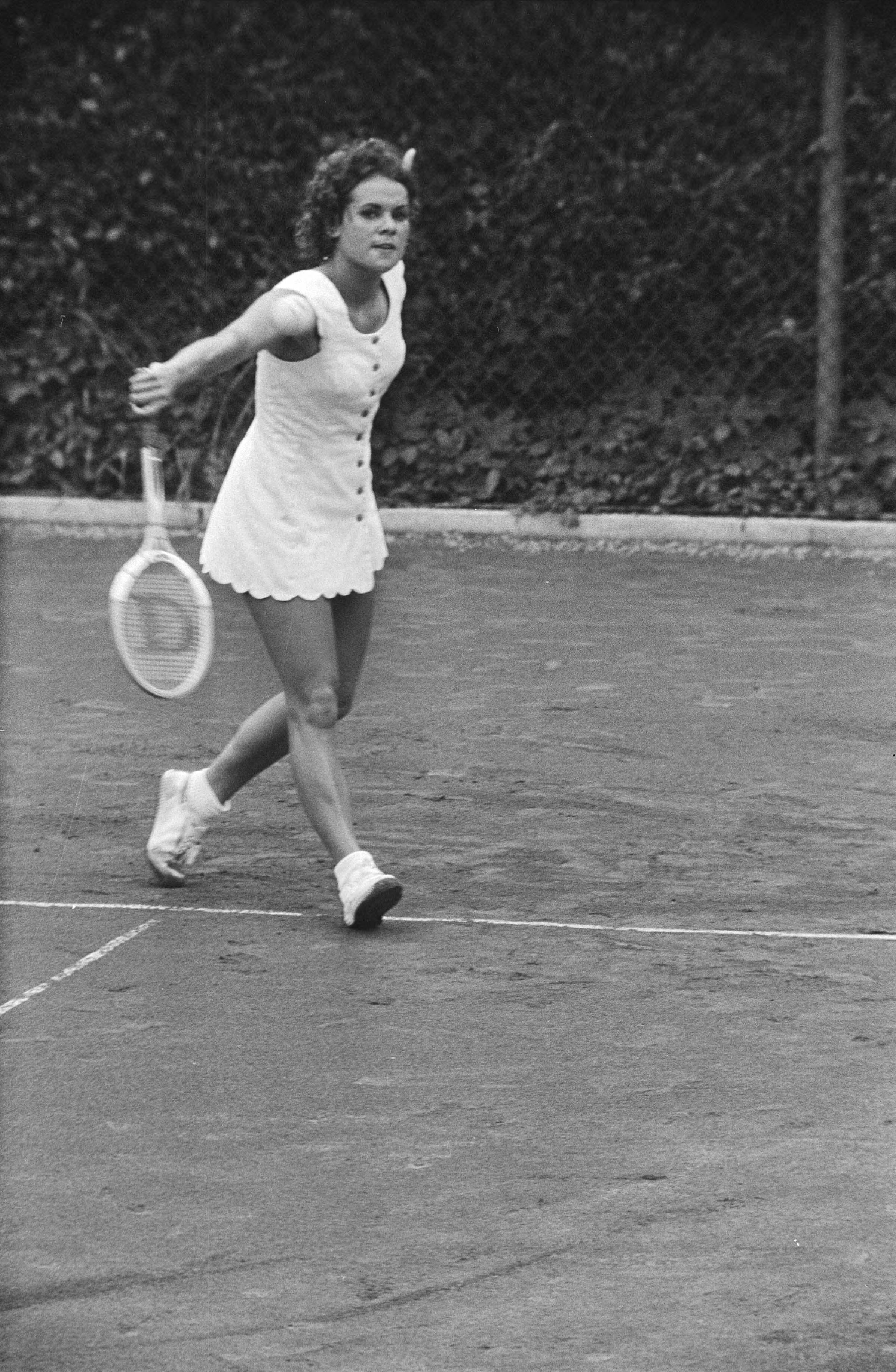 Fotocollectie Anefo — Internationale tenniskampioenschappen bij Melkhuisje te Hilversum, Evonne Goolagong in actie — Foto: Mieremet, Rob / Anefo. Licentie: Set B: Rechtenvrij / Publiek Domein. Bron: Nationaal Archief. http://hdl.handle.net/10648/abc80362-d0b4-102d-bcf8-003048976d84