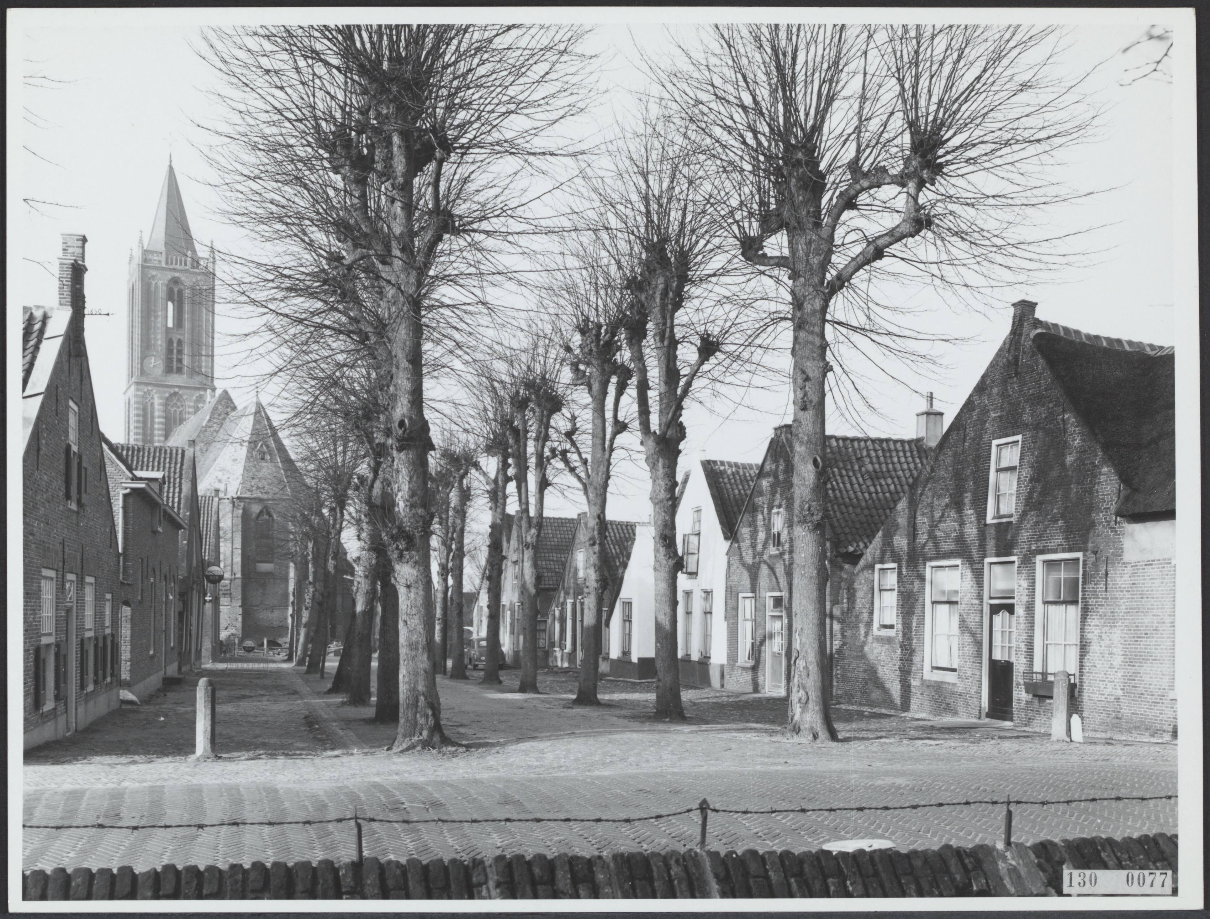 Fotocollectie Rijksvoorlichtingsdienst Eigen — Eemnes (buiten), gem. Eemnes (Utr.). Dorpsgezicht [Kerkstraat] — Foto: Rijksdienst voor de Monumentenzorg. Licentie: Set B: Rechtenvrij / Publiek Domein. Bron: Nationaal Archief. http://hdl.handle.net/10648/af49cae8-d0b4-102d-bcf8-003048976d84