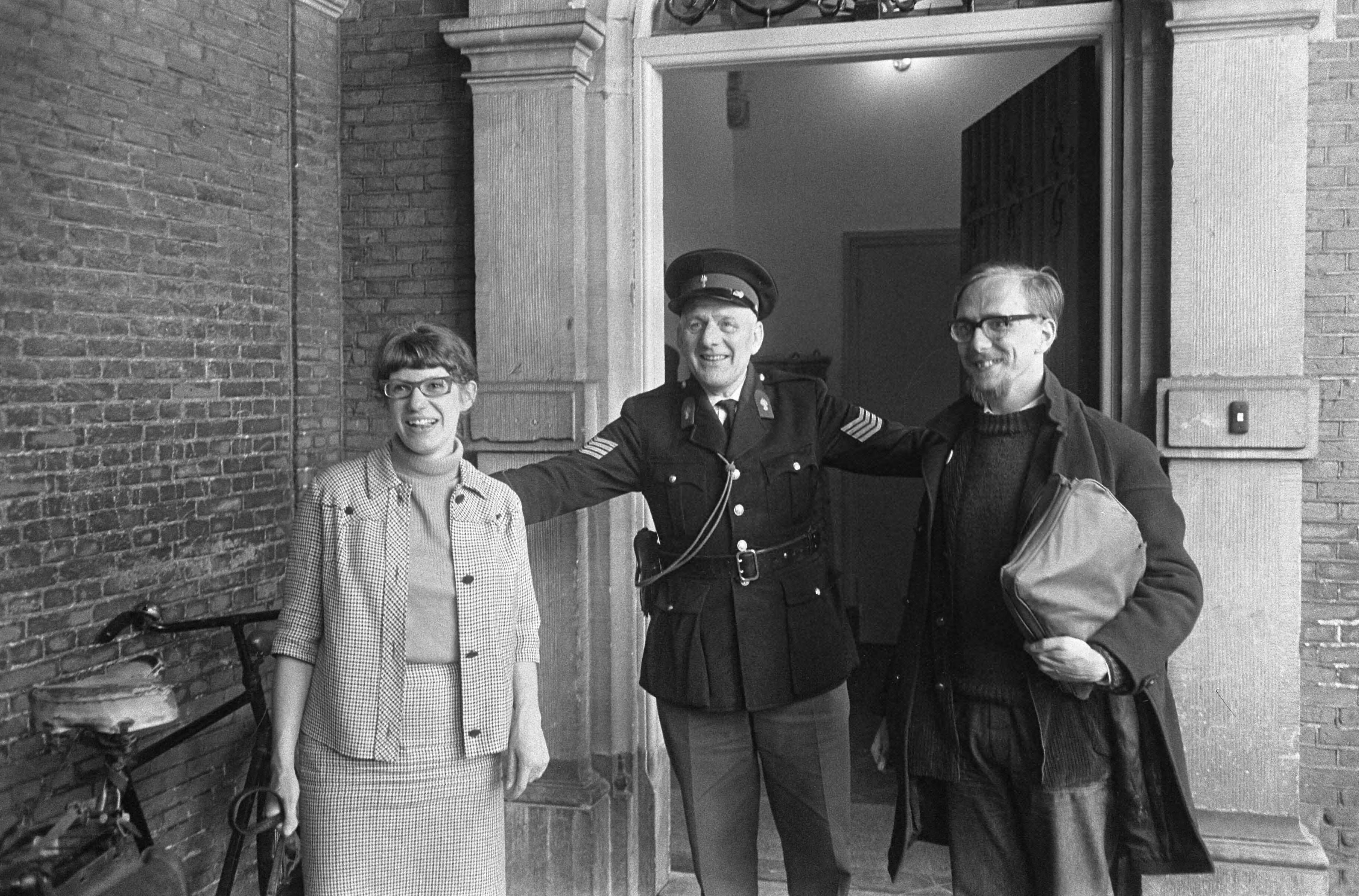 Fotocollectie Anefo — Demonstratie Leidse Studenten bij Eerste Kamer te Den Haag , twee demonstranten kregen een proces-verbaal, links Betty Karman , rechts Henk Anptmeyer / — Foto: Koch, Eric / Anefo. Licentie: Set B: Rechtenvrij / Publiek Domein. Bron: Nationaal Archief. http://hdl.handle.net/10648/aaedce54-d0b4-102d-bcf8-003048976d84