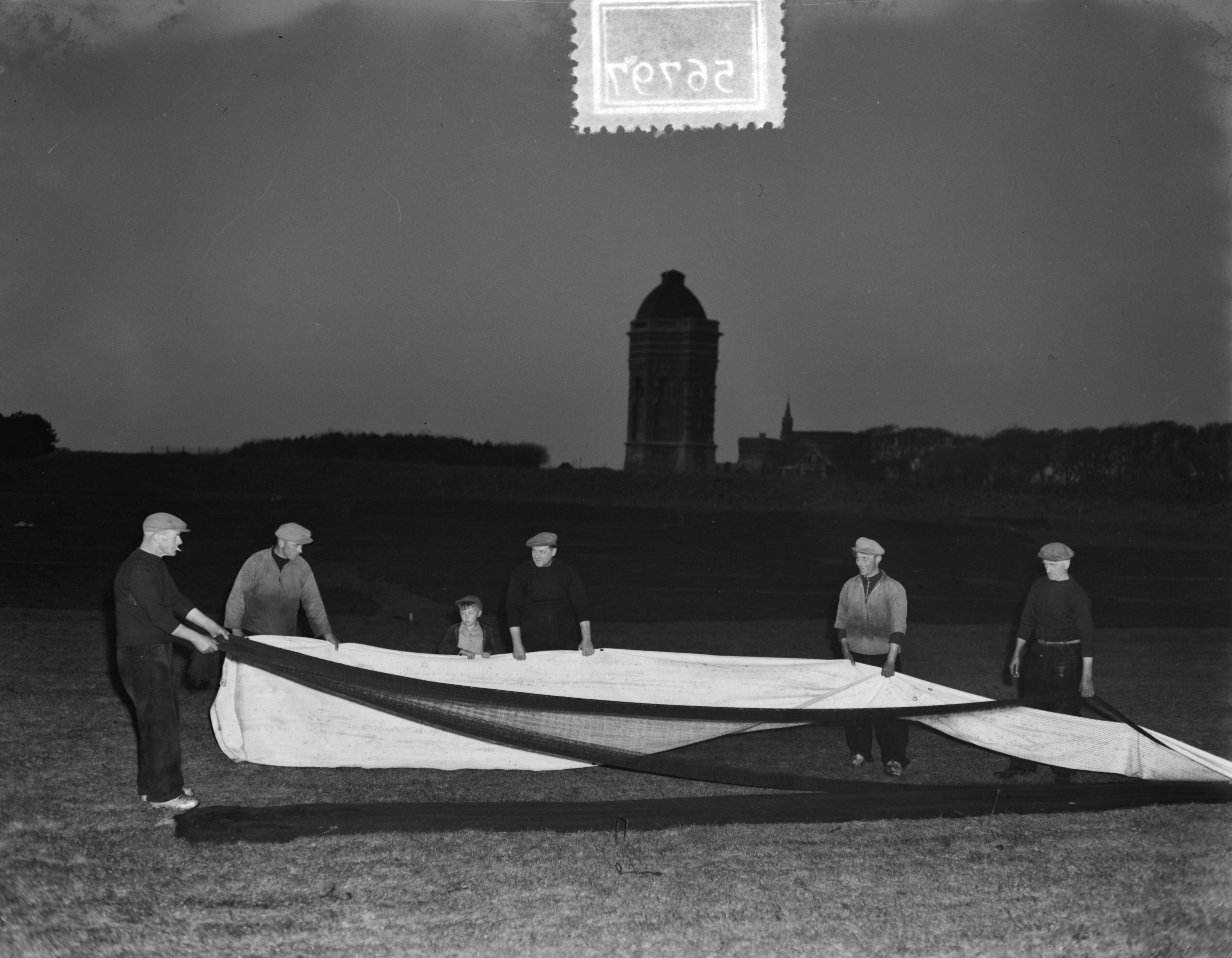 Fotocollectie Anefo — Nettenbanen van haringvangst bij avond te Scheveningen — Foto: Duinen, G.W. van / Anefo. Licentie: Set B: Rechtenvrij / Publiek Domein. Bron: Nationaal Archief. http://hdl.handle.net/10648/a90abafc-d0b4-102d-bcf8-003048976d84