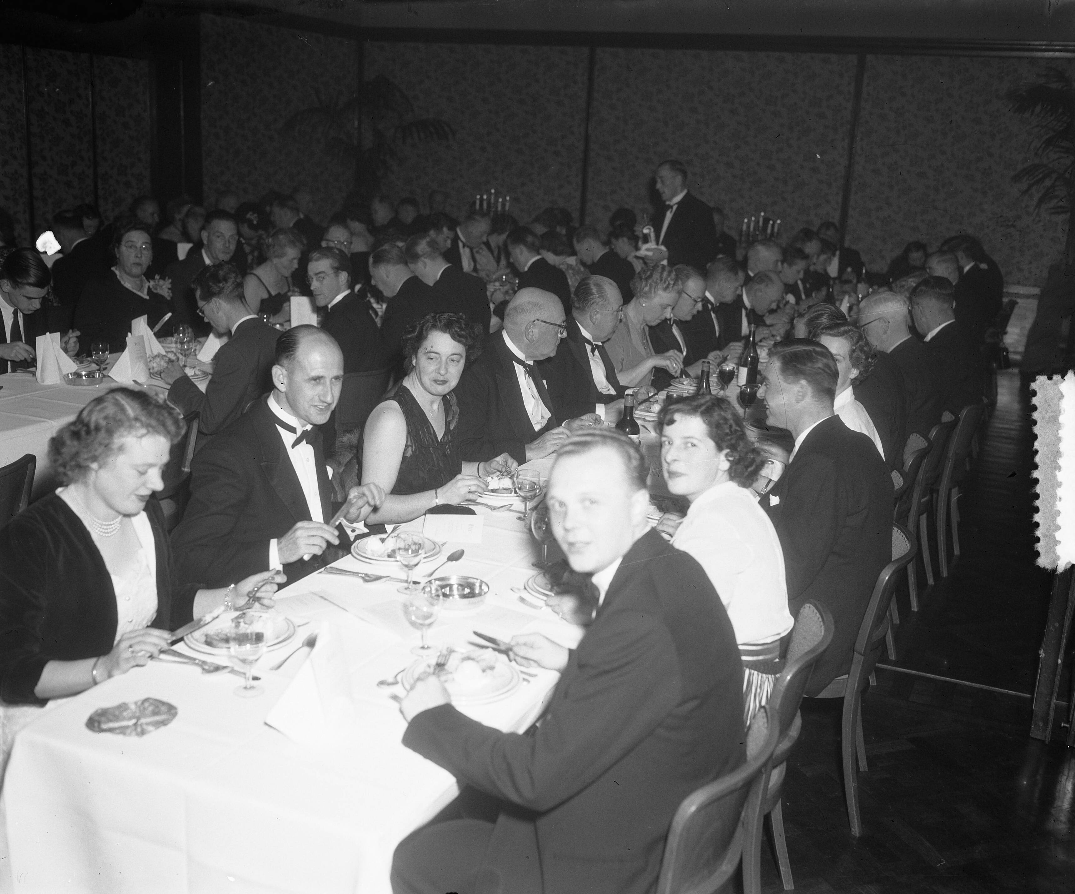 Jubileum HHV te Haarlem — Jubileum HHV te Haarlem. Diner — Foto: Duinen, H. van / Anefo. Licentie: Set B: Rechtenvrij / Publiek Domein. Bron: Nationaal Archief. http://hdl.handle.net/10648/a8f1e70c-d0b4-102d-bcf8-003048976d84
