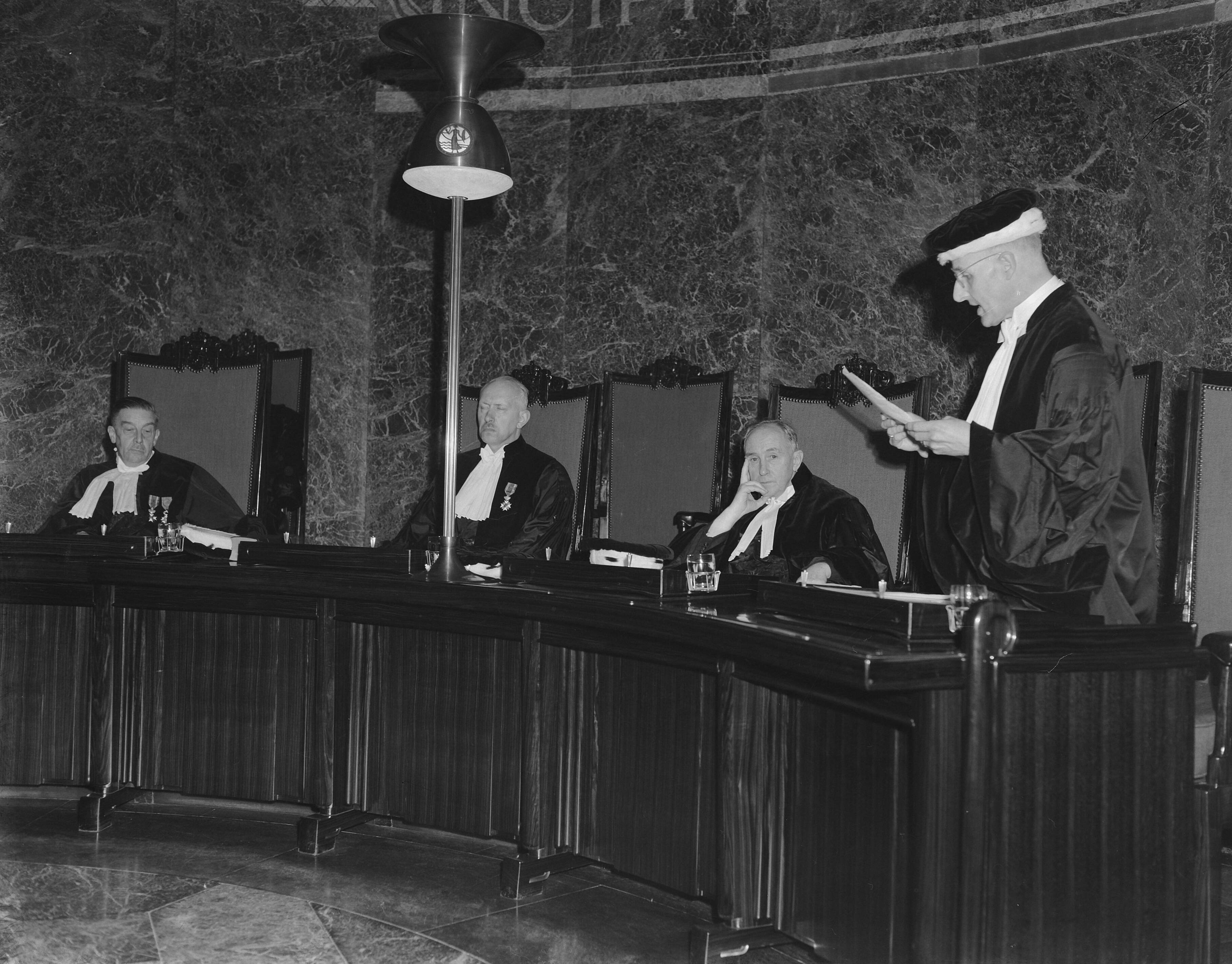 Fotocollectie Anefo — Officiele afkondiging Grondwetsvoorziening door de Hoge Raad in Den Haag. Voorlezing door de griffier mr. H. van Oordt. Zittend links de president van de Hoge Raad mr. dr. J. Donner — Foto: Duinen, G.W. van / Anefo. Licentie: Set B: Rechtenvrij / Publiek Domein. Bron: Nationaal Archief. http://hdl.handle.net/10648/a90e48e8-d0b4-102d-bcf8-003048976d84