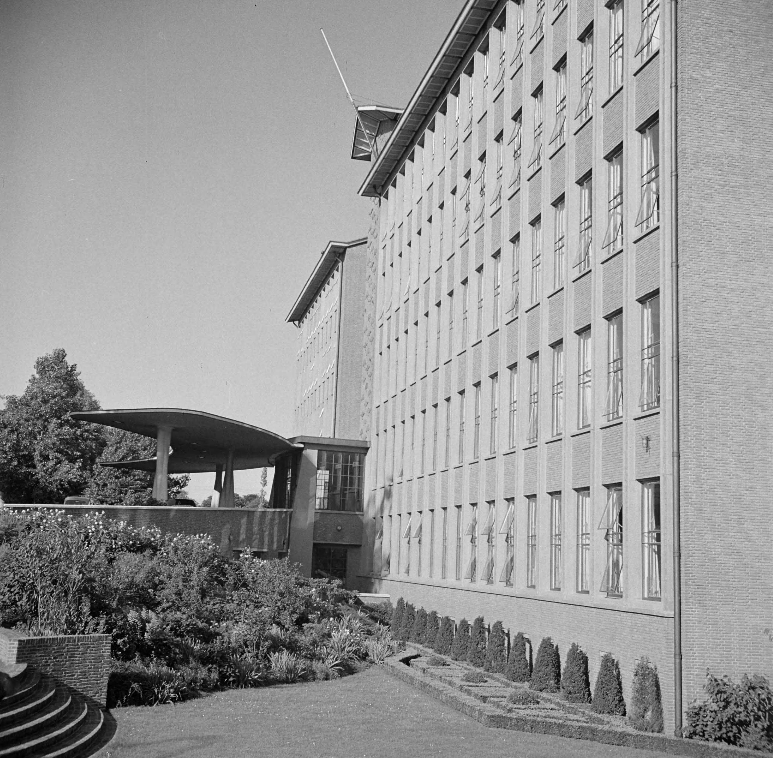 Fotocollectie Van de Poll — KLM hoofdkantoor te Den Haag — Foto: Poll, Willem van de. Licentie: Set B: Rechtenvrij / Publiek Domein. Bron: Nationaal Archief. http://hdl.handle.net/10648/aeec8928-d0b4-102d-bcf8-003048976d84