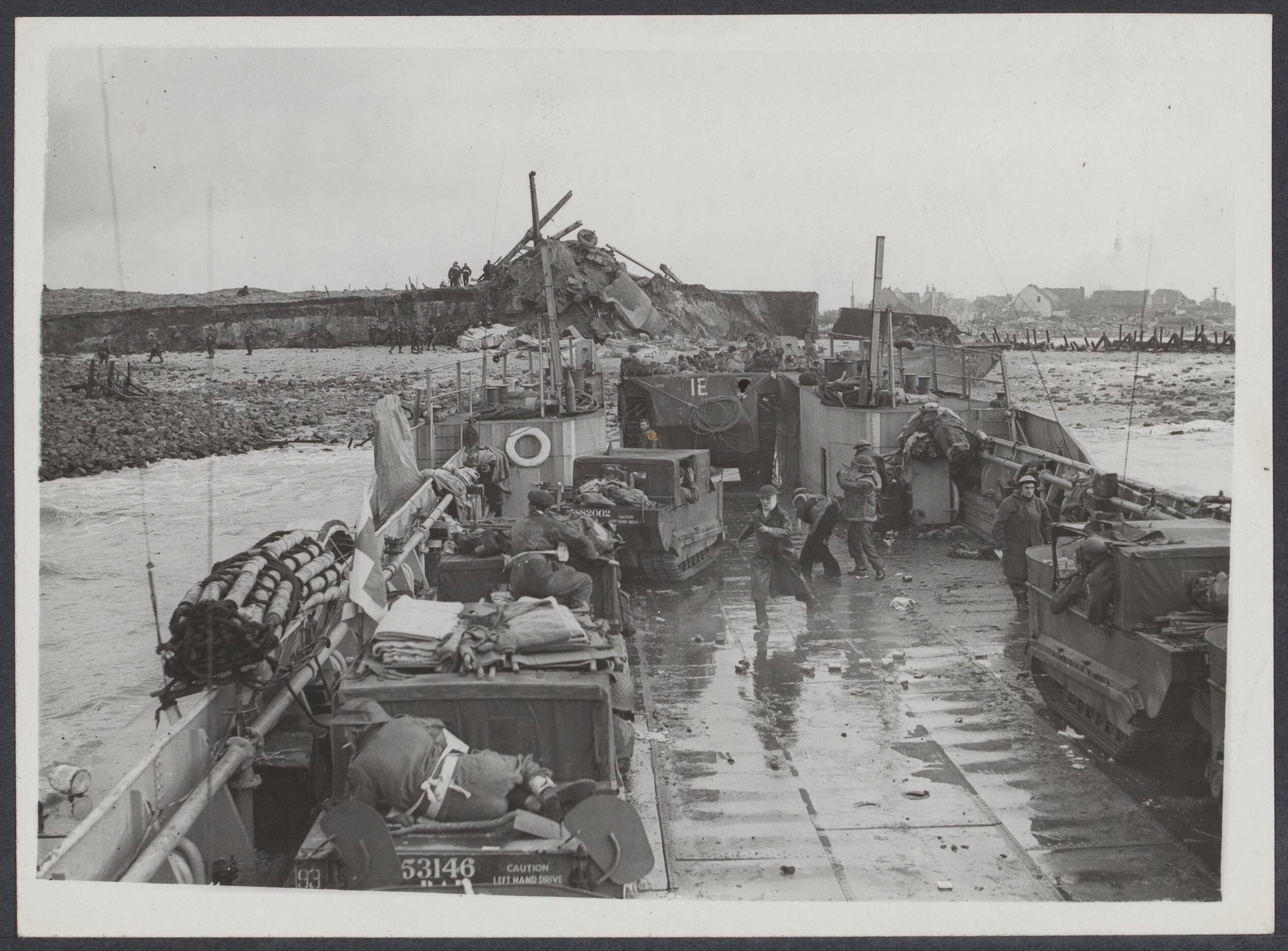 Westkapelle. Raid op de wijk van - 1944 — British Marine Commandos land on Walcheren at Westkapelle. The scene at the beach-head as Royal Marine Commandos drive their amphbious fighting vehicles ashore from the landing craft — Foto: British Admiralty. Licentie: Set B: Rechtenvrij / Publiek Domein. Bron: Nationaal Archief. http://hdl.handle.net/10648/ca144f02-30ab-5fb0-478f-d3dedda022cf