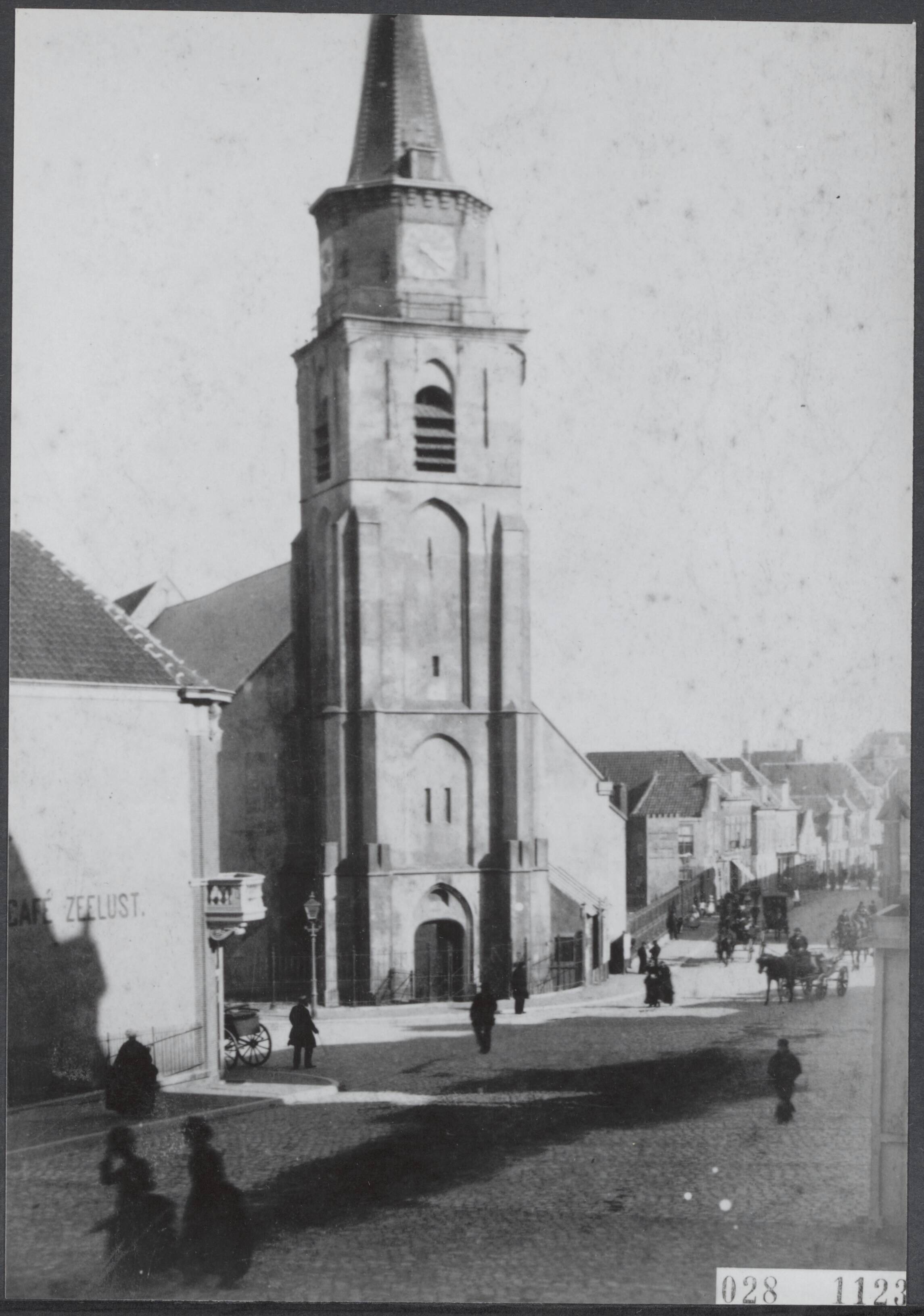 Fotocollectie Elsevier Binnenland — De Oude Kerk aan de Keizerstraat in Scheveningen, gezien vanaf de Zeekant; links voor de kerk de toegang tot de Wassenaarsestraat — Foto: Onbekend / Publiek Domein of Rechtenvrij. Licentie: Set B: Rechtenvrij / Publiek Domein. Bron: Nationaal Archief. http://hdl.handle.net/10648/addfd508-d0b4-102d-bcf8-003048976d84