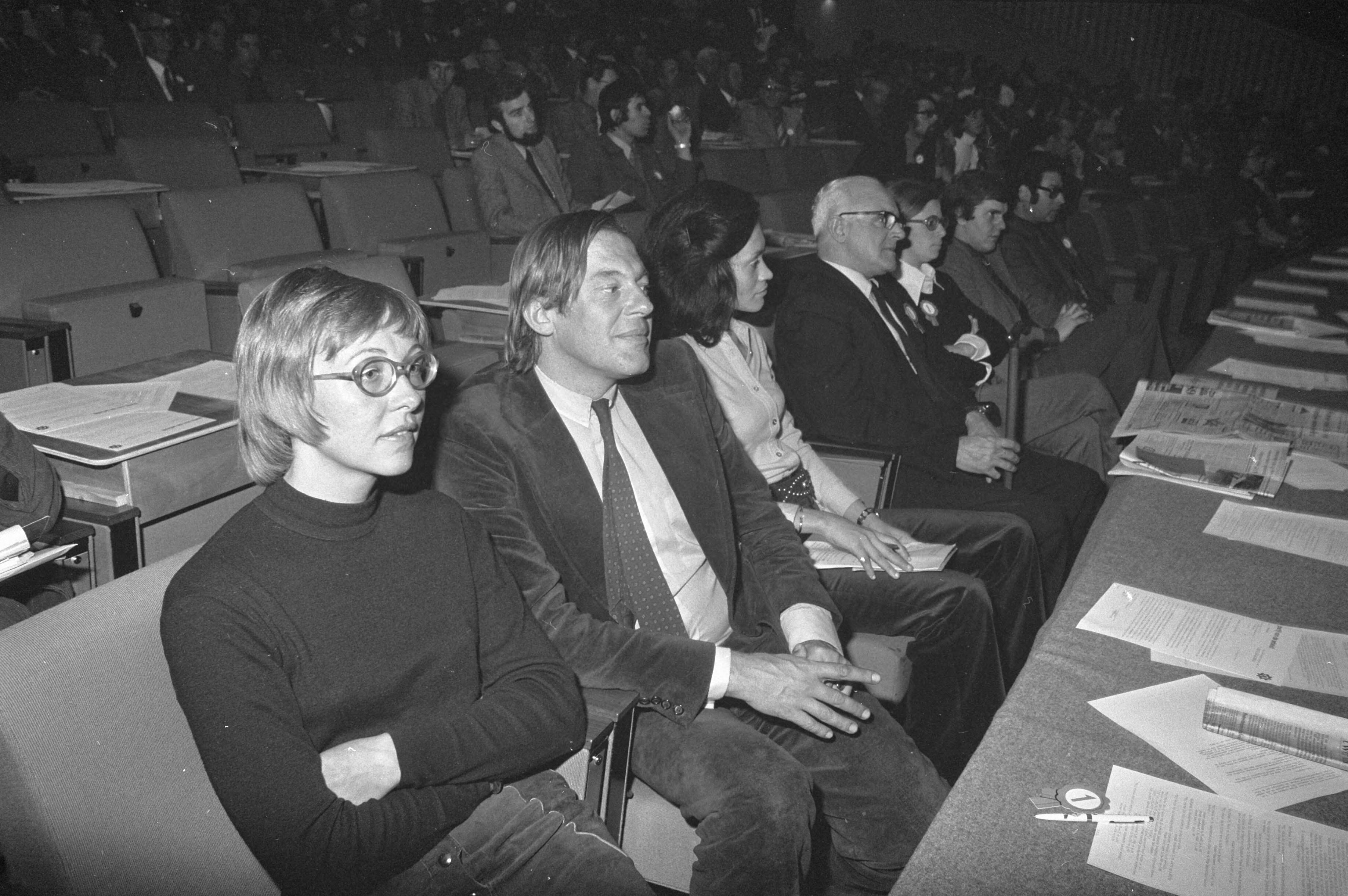 Fotocollectie Anefo — Congres PvdA in Den Haag , Ruby van der Scheer en Hans van Mierlo (D66) op congres PvdA — Foto: Mieremet, Rob / Anefo. Licentie: Set B: Rechtenvrij / Publiek Domein. Bron: Nationaal Archief. http://hdl.handle.net/10648/abf837d0-d0b4-102d-bcf8-003048976d84
