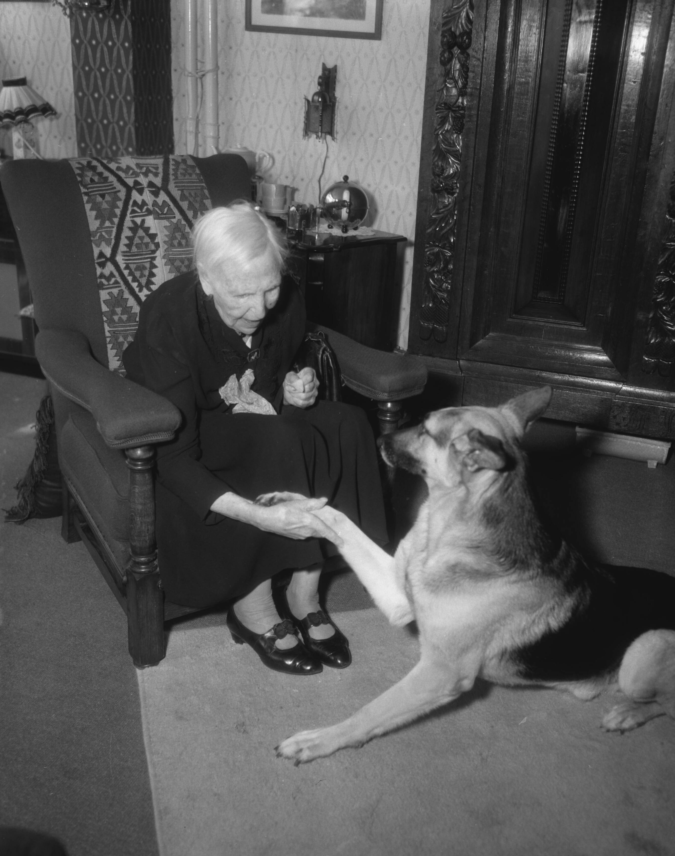 Fotocollectie Anefo — Mevrouw J. D. Lammerts-Koopman viert haar 106de verjaardag in Den Haag — Foto: Pot, Harry / Anefo. Licentie: Set B: Rechtenvrij / Publiek Domein. Bron: Nationaal Archief. http://hdl.handle.net/10648/a985a366-d0b4-102d-bcf8-003048976d84