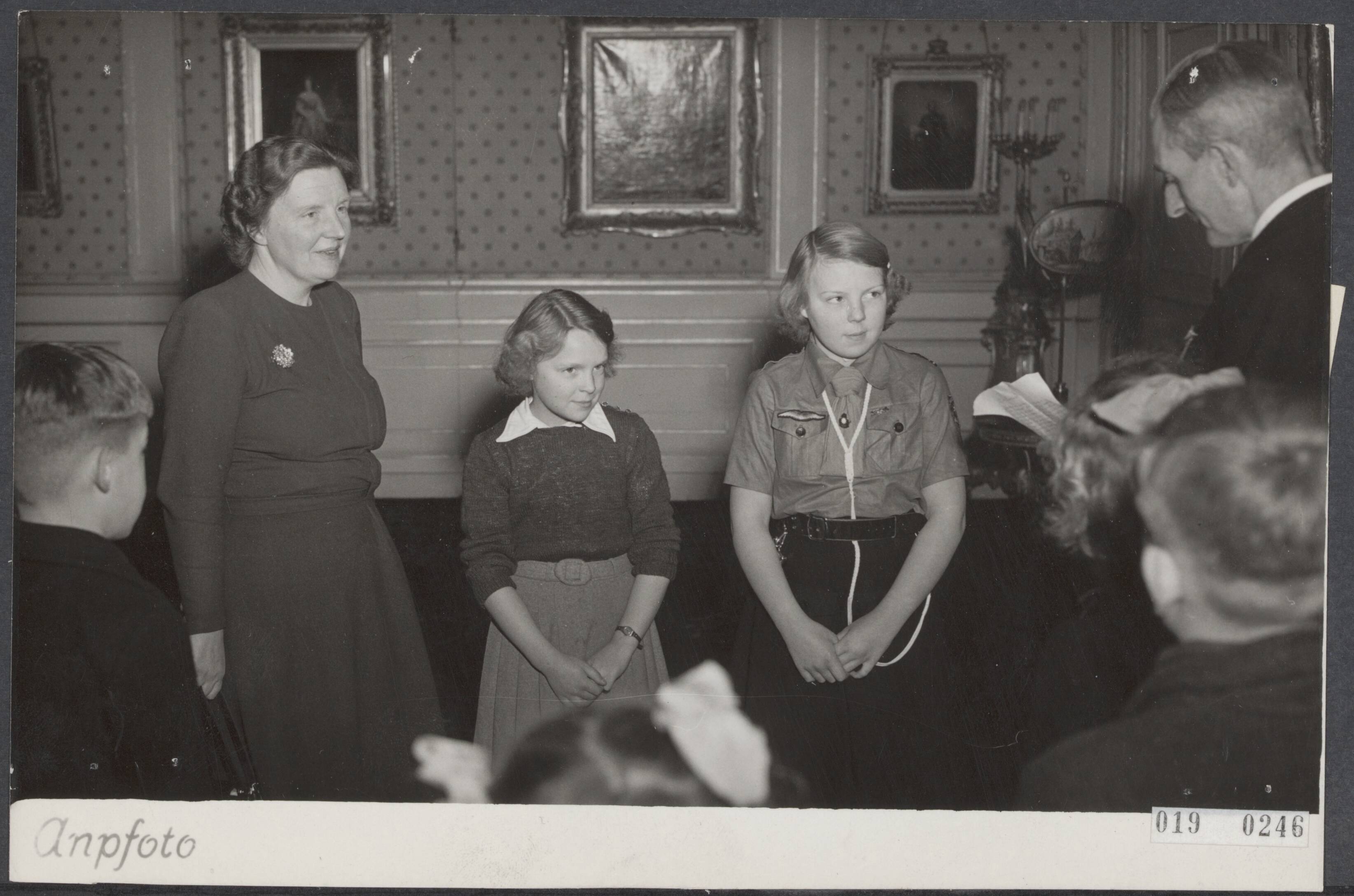 Fotocollectie Elsevier Binnenland — Een delegatie van de kinderafdeling van de Oranjebond uit Den Haag heeft op paleis Soestdijk prinses Beatrix een "bloemenkussen" aangeboden. Dezelfde bond bood destijds koningin Juliana t.g.v. haar 12e verjaardag in hetzelfde paleis een zelfde bloemenkussen aan. Vlnr. koningin Juliana, prinses Irene, prinses Beatrix en een der bestuursleden van de bond — Foto: ANP / RVD of rechtenvrij. Licentie: Set B: Rechtenvrij / Publiek Domein. Bron: Nationaal Archief. http://hdl.handle.net/10648/adc5ef3a-d0b4-102d-bcf8-003048976d84