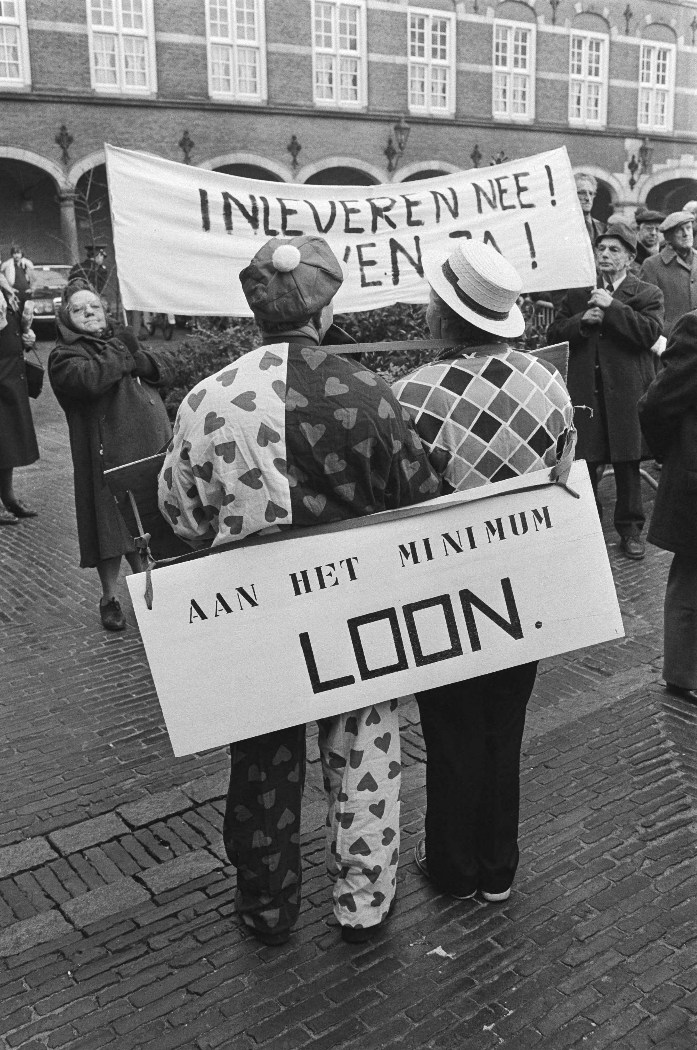 Fotocollectie Anefo — Dem. door 300 ouderen in Den Haag omdat zij vinden dat er een slecht beleid is ten aanzien van ouderen. Twee verklede demonstranten met borden — Foto: Antonisse, Marcel / Anefo. Licentie: Set B: Rechtenvrij / Publiek Domein. Bron: Nationaal Archief. http://hdl.handle.net/10648/ad0dabc8-d0b4-102d-bcf8-003048976d84