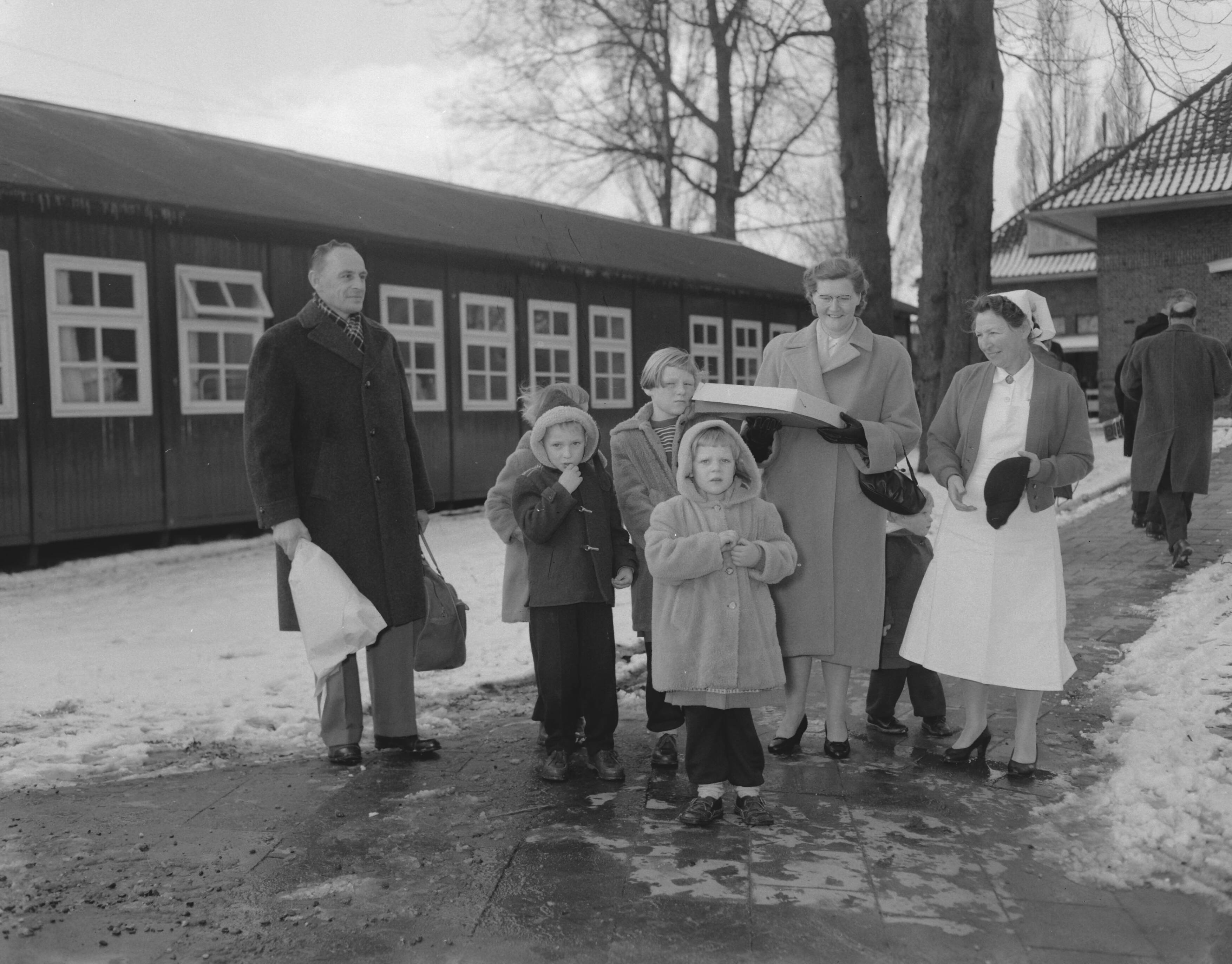 Fotocollectie Anefo — Vertrek Puttense familie Haanschoten uit Utrecht — Foto: Bilsen, Joop van / Anefo. Licentie: Set B: Rechtenvrij / Publiek Domein. Bron: Nationaal Archief. http://hdl.handle.net/10648/a9764006-d0b4-102d-bcf8-003048976d84