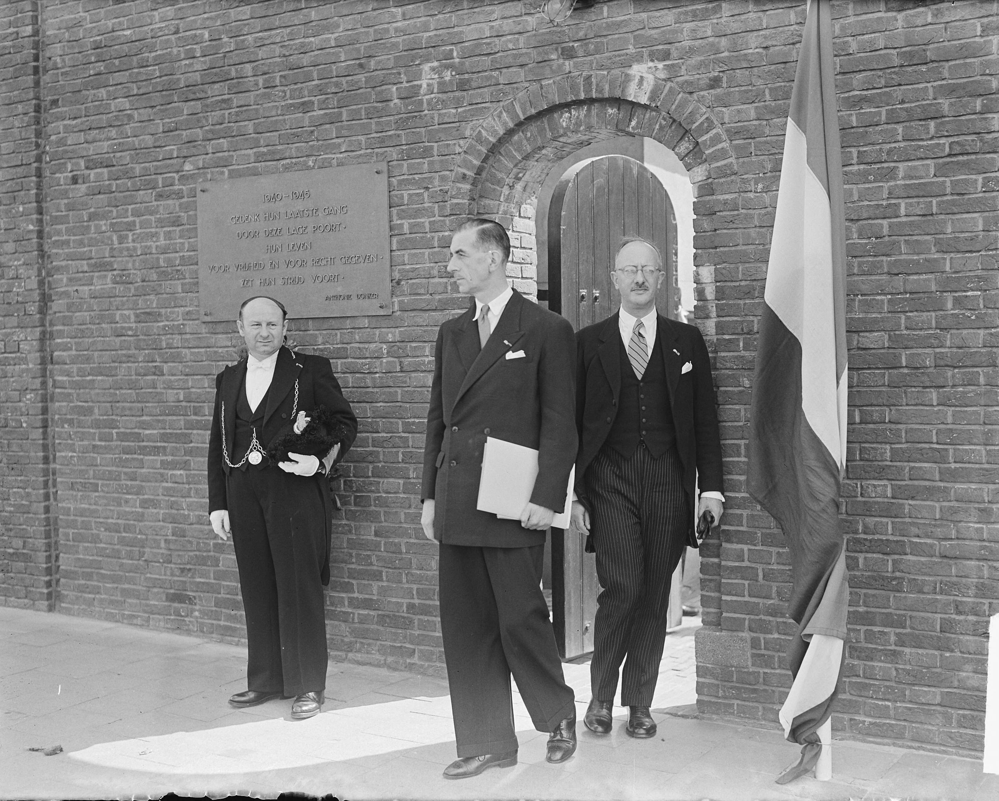 Fotocollectie Anefo — Burgemeester van Parijs, P. de Gaulle, bezoekt de strafgevangenis in Scheveningen — Foto: Noske, J.D. / Anefo. Licentie: Set B: Rechtenvrij / Publiek Domein. Bron: Nationaal Archief. http://hdl.handle.net/10648/a8dbd8cc-d0b4-102d-bcf8-003048976d84