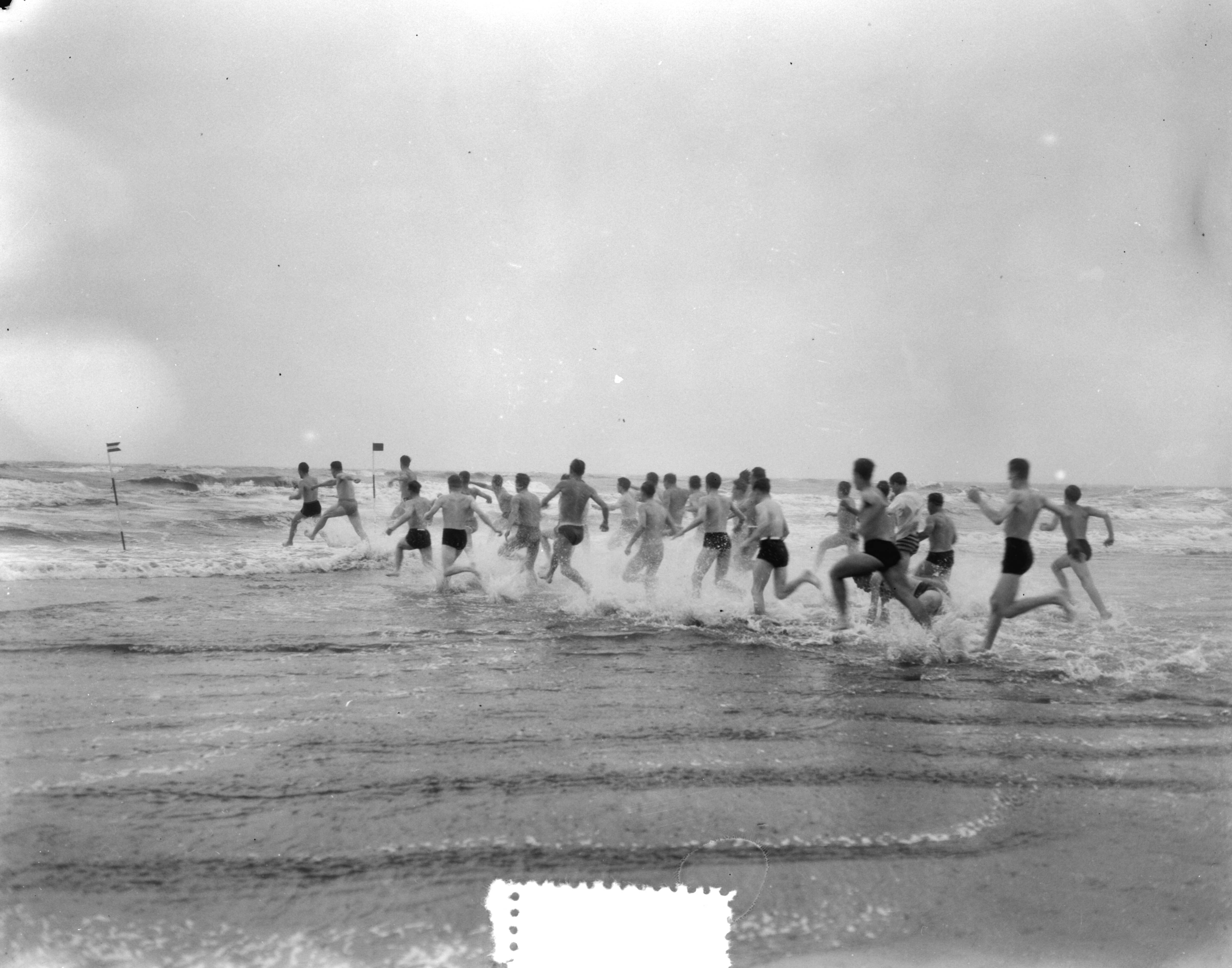 Fotocollectie Anefo — Opening badseizoen. Wedloop naar zee te Scheveningen — Foto: Duinen, G.W. van / Anefo. Licentie: Set B: Rechtenvrij / Publiek Domein. Bron: Nationaal Archief. http://hdl.handle.net/10648/a90cdf8a-d0b4-102d-bcf8-003048976d84