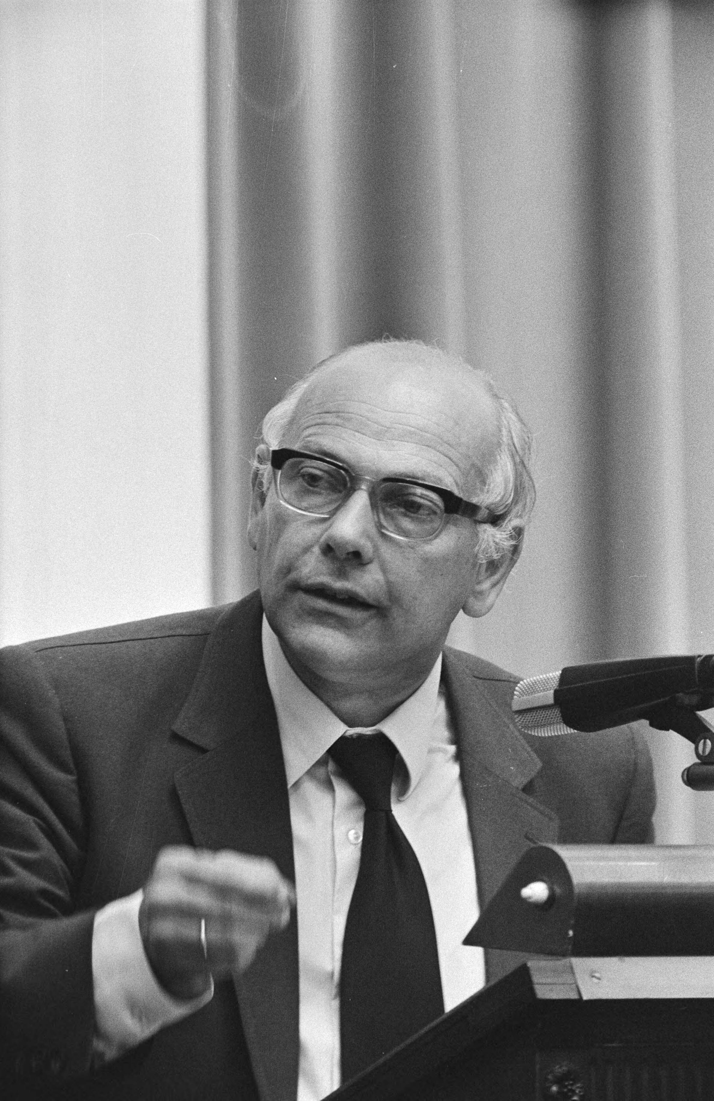 Fotocollectie Anefo — Tweede Kamer , fractievoorzitters reageren op regeringsverklaring, Den Uyl spreekt — Foto: Mieremet, Rob / Anefo. Licentie: Set B: Rechtenvrij / Publiek Domein. Bron: Nationaal Archief. http://hdl.handle.net/10648/abc8d198-d0b4-102d-bcf8-003048976d84