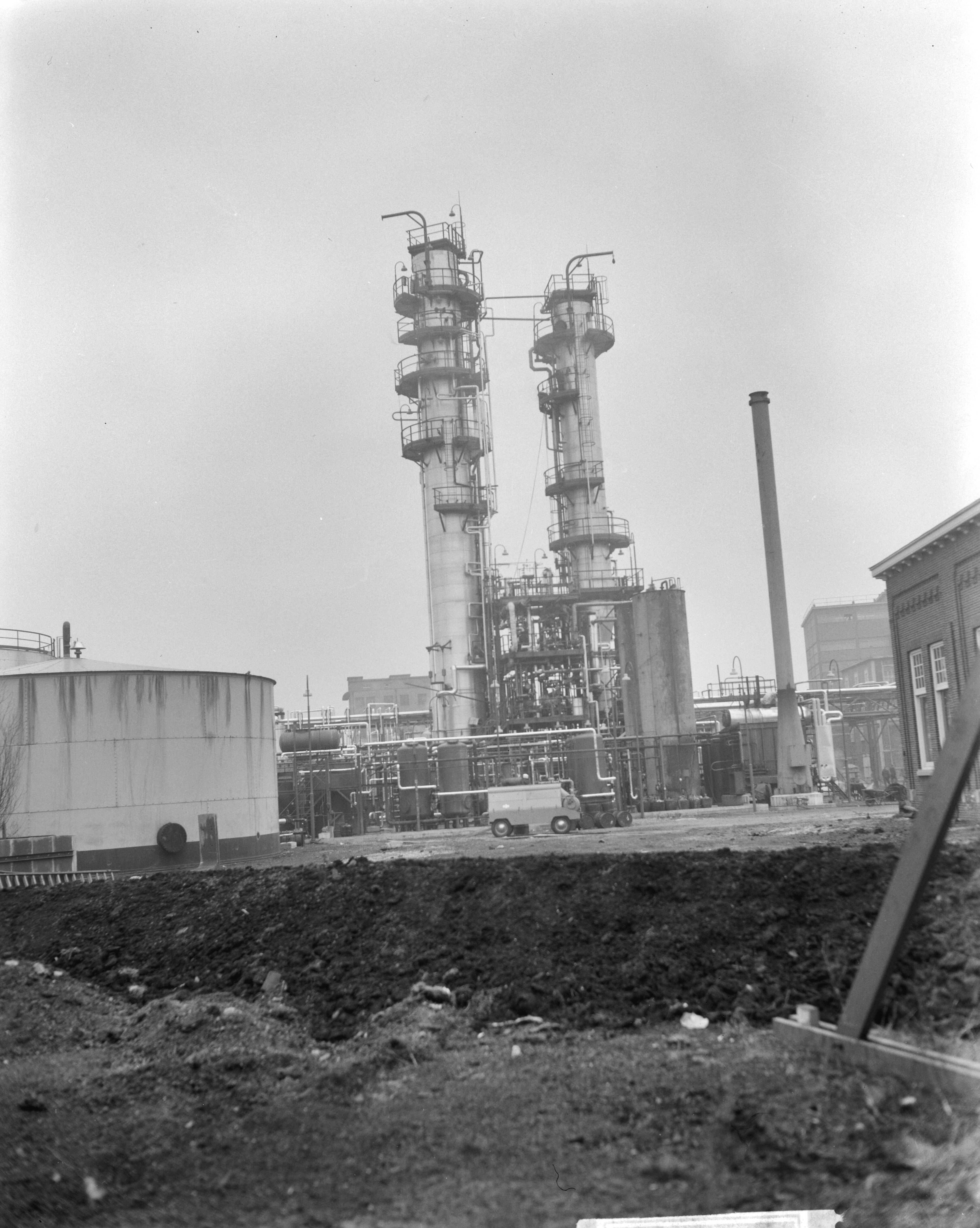 Fotocollectie Anefo — Chemische fabriek Naarden-Kemi, in Wormerveer moet sluiten wegens stank — Foto: Bilsen, Joop van / Anefo. Licentie: Set B: Rechtenvrij / Publiek Domein. Bron: Nationaal Archief. http://hdl.handle.net/10648/aa605c04-d0b4-102d-bcf8-003048976d84