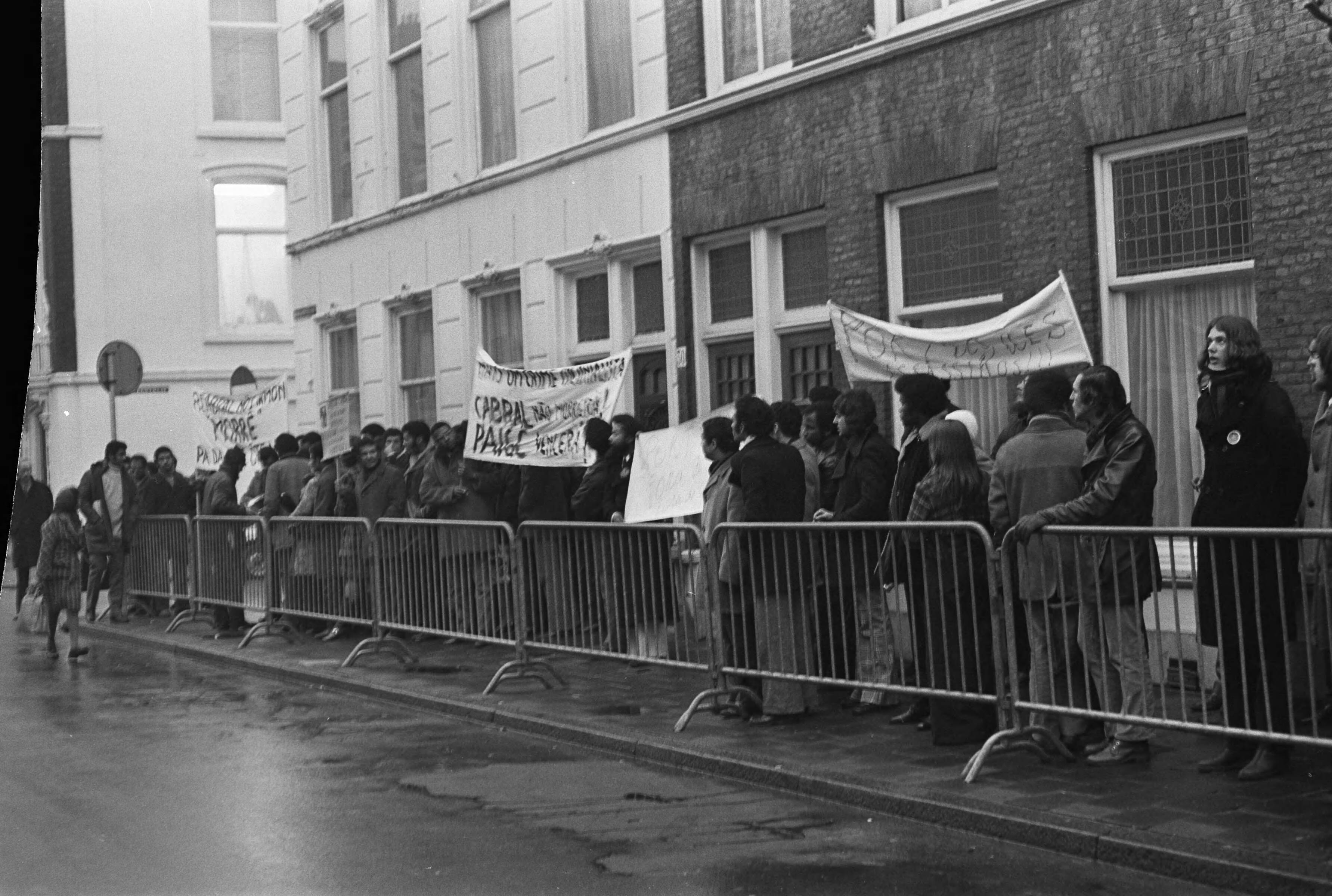 Fotocollectie Anefo — Demonstratie voor Portugese Ambassade te Den Haag i.v.m moord op Cabral (leider bevrijdingsbeweging in Guinee-Bissau) — Foto: Mieremet, Rob / Anefo. Licentie: Set B: Rechtenvrij / Publiek Domein. Bron: Nationaal Archief. http://hdl.handle.net/10648/ac231266-d0b4-102d-bcf8-003048976d84