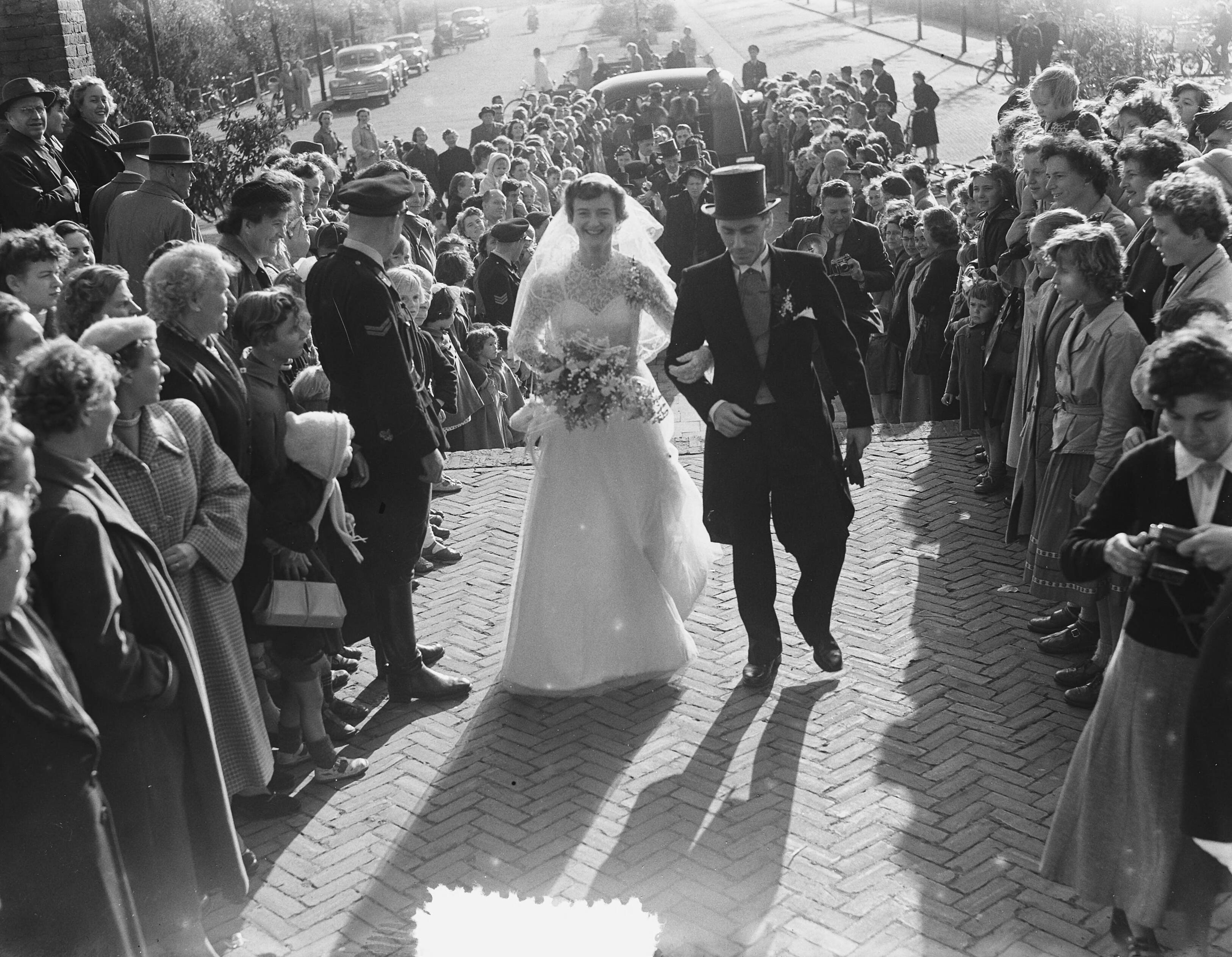 Fotocollectie Anefo — Huwelijk scheepswerktuigkundige Jan van Duyne en atlete Puck Brouwer te Leidschendam — Foto: Behrens, Herbert F. / Anefo. Licentie: Set B: Rechtenvrij / Publiek Domein. Bron: Nationaal Archief. http://hdl.handle.net/10648/a915f084-d0b4-102d-bcf8-003048976d84