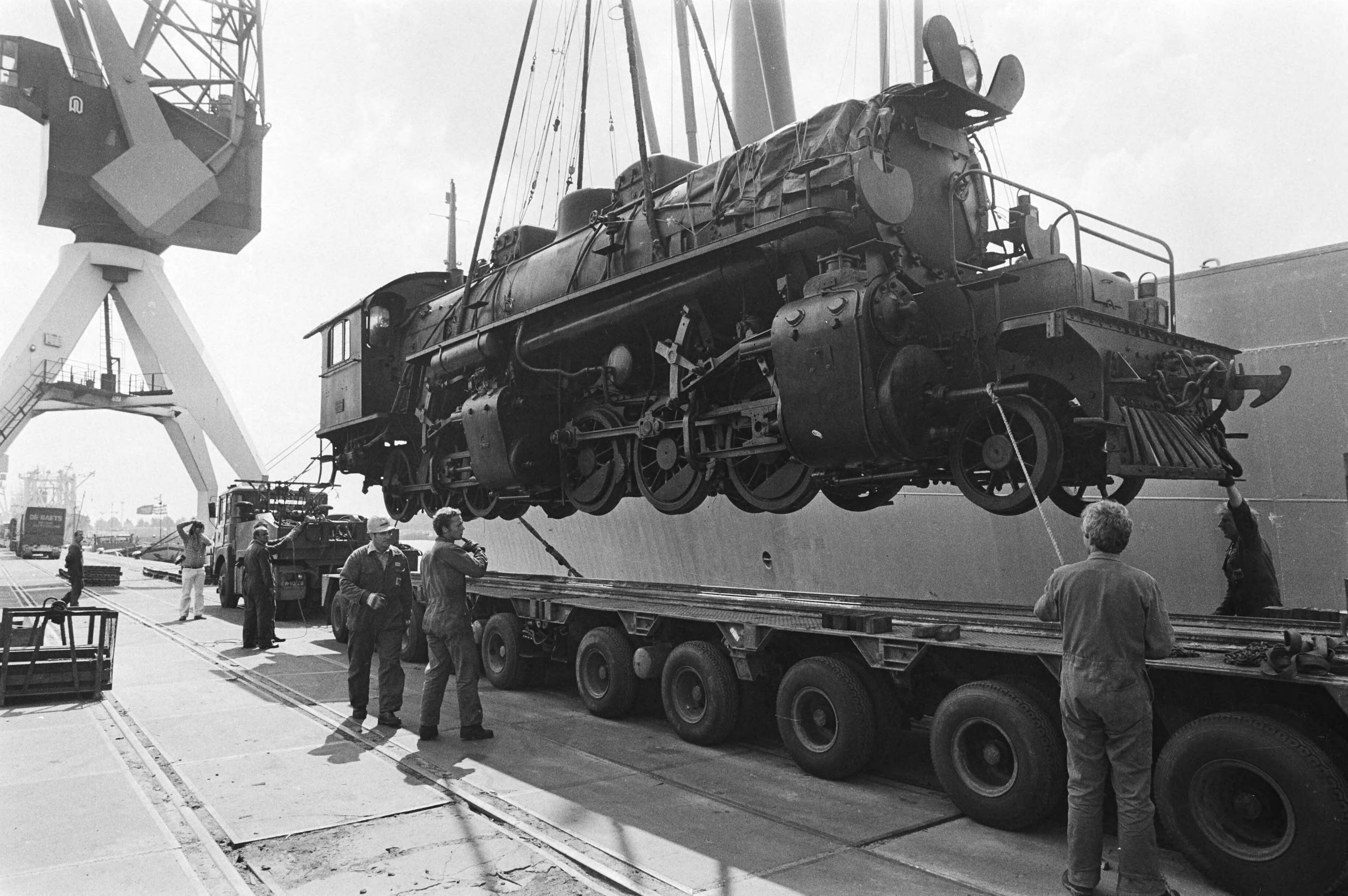 Fotocollectie Anefo — Oude "Mallet" stoomlocomotief Indonesische Staatsspoorwegen aangeb Spoorwegmuseum (Utrecht); de locomotief bijna op de grond — Foto: Dijk, Hans van / Anefo. Licentie: Set B: Rechtenvrij / Publiek Domein. Bron: Nationaal Archief. http://hdl.handle.net/10648/ad007192-d0b4-102d-bcf8-003048976d84