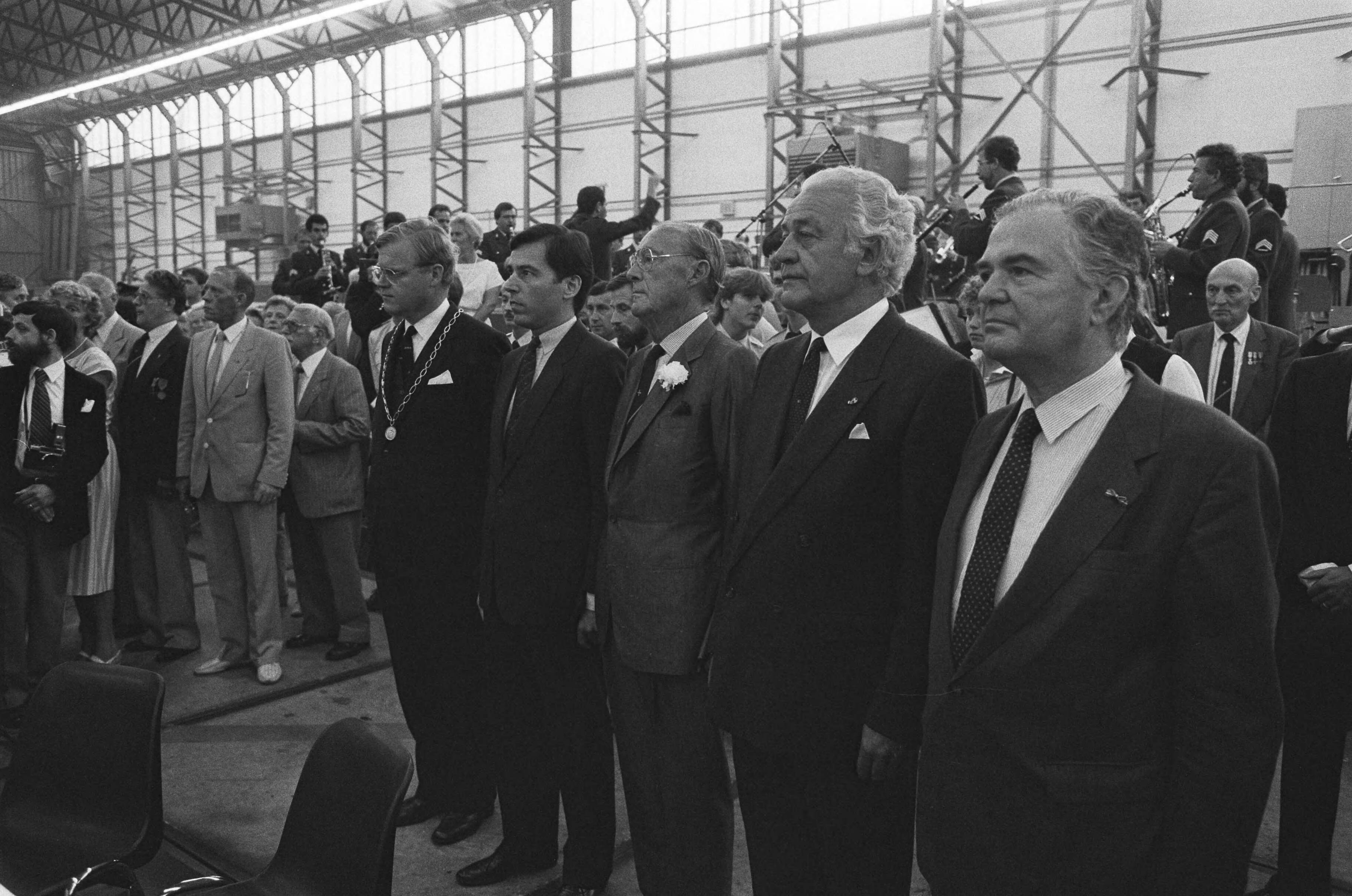 Fotocollectie Anefo — Prins Bernhard op Dag van het Verzet op Soesterberg — Foto: Croes, Rob C. / Anefo. Licentie: Set B: Rechtenvrij / Publiek Domein. Bron: Nationaal Archief. http://hdl.handle.net/10648/ad49b23a-d0b4-102d-bcf8-003048976d84