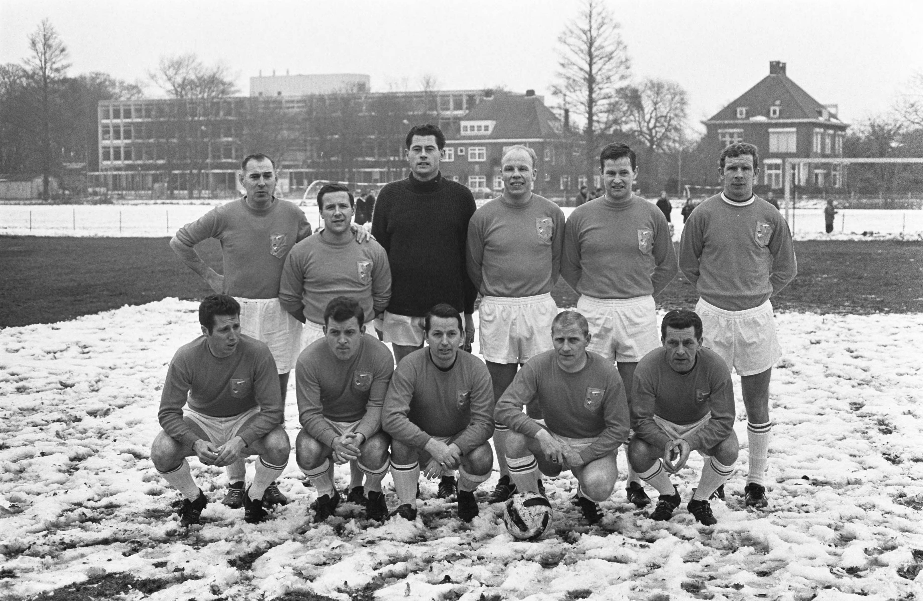 Fotocollectie Anefo — Oud-internationals tegen Koninklijke HFC. Elftal oud-internationals. Staand vlnr. Rinus Schaap, Tinus Bosselaar, Otto Roffel, Roel Wiersma, Kees Kuijs, Hans Kraay. Gehurtk vlnr: Tony van der Linden, Reinier "Beertje" Kreijermaat, Henk Schouten, Dick Tol, Mick Clavan — Foto: Nijs, Jac. de / Anefo. Licentie: Set B: Rechtenvrij / Publiek Domein. Bron: Nationaal Archief. http://hdl.handle.net/10648/ab59c9ec-d0b4-102d-bcf8-003048976d84