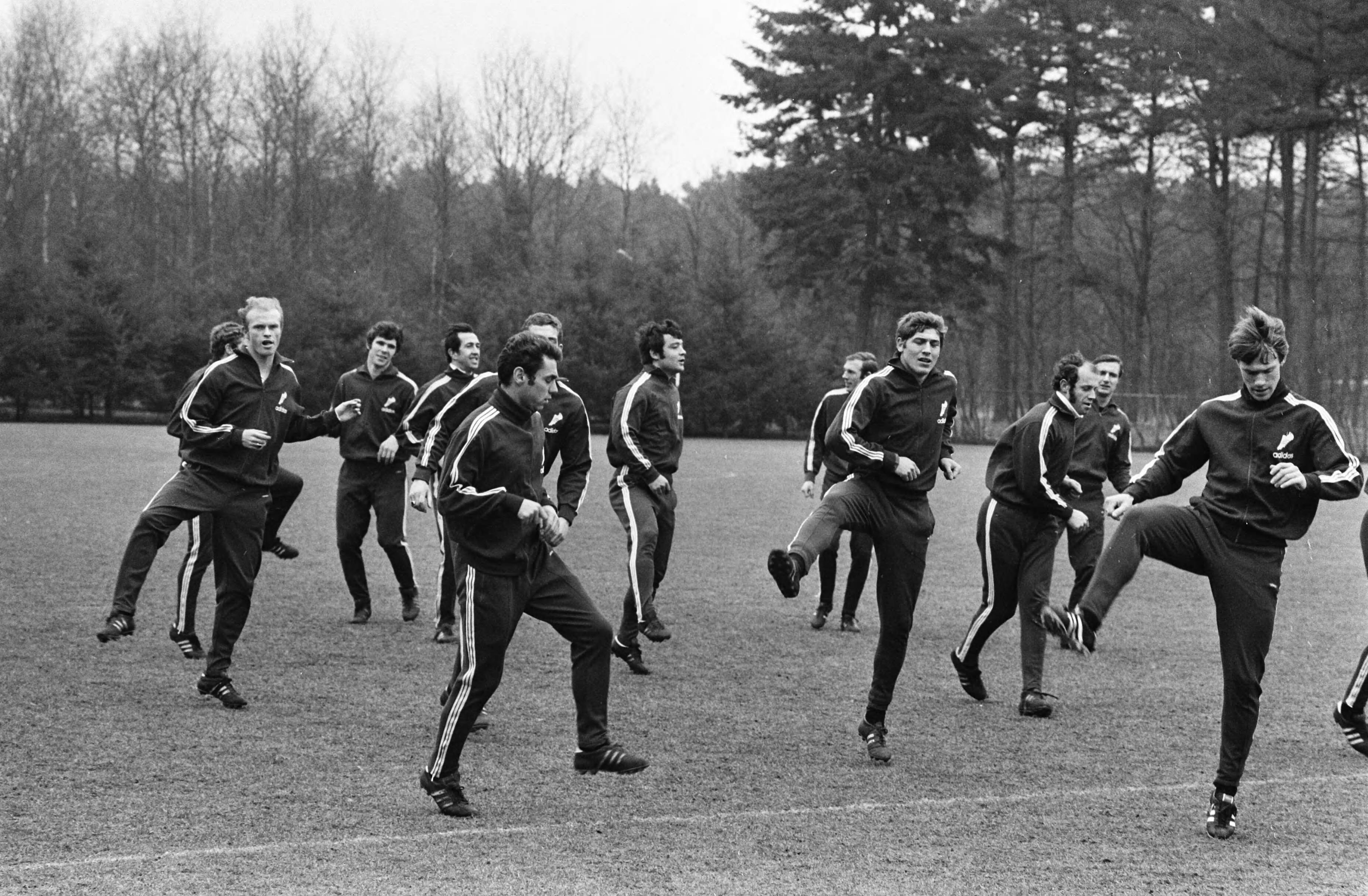 Fotocollectie Anefo — Elftal Feyenoord traint in KNVB-Sportcentrum Zeist voor wedstrijd tegen Vorwarts. Elftal traint — Foto: Evers, Joost / Anefo. Licentie: Set B: Rechtenvrij / Publiek Domein. Bron: Nationaal Archief. http://hdl.handle.net/10648/ab90ea94-d0b4-102d-bcf8-003048976d84
