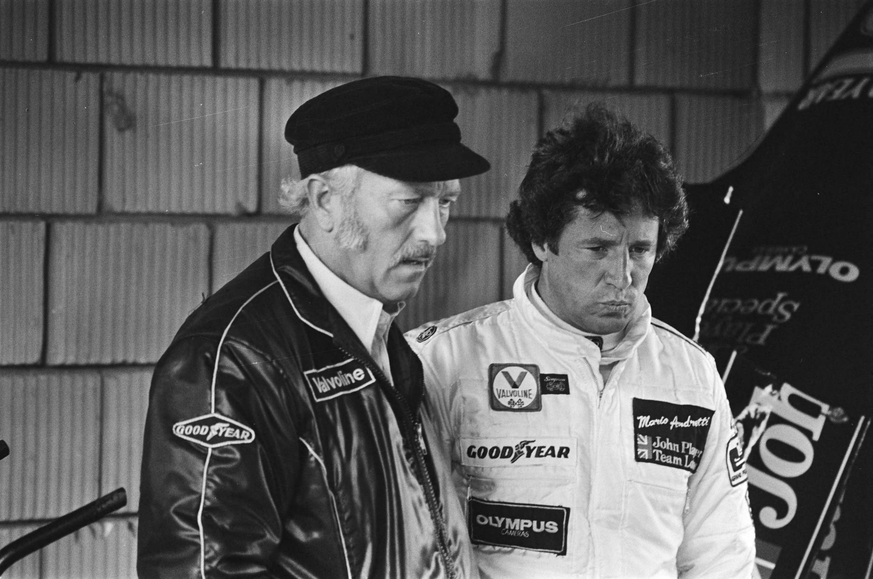 Fotocollectie Anefo — Training Grand Prix Zandvoort; lotusteam-manager Colin Chapmann (l) en Mario Andretti — Foto: Suyk, Koen / Anefo. Licentie: Set B: Rechtenvrij / Publiek Domein. Bron: Nationaal Archief. http://hdl.handle.net/10648/acbab422-d0b4-102d-bcf8-003048976d84