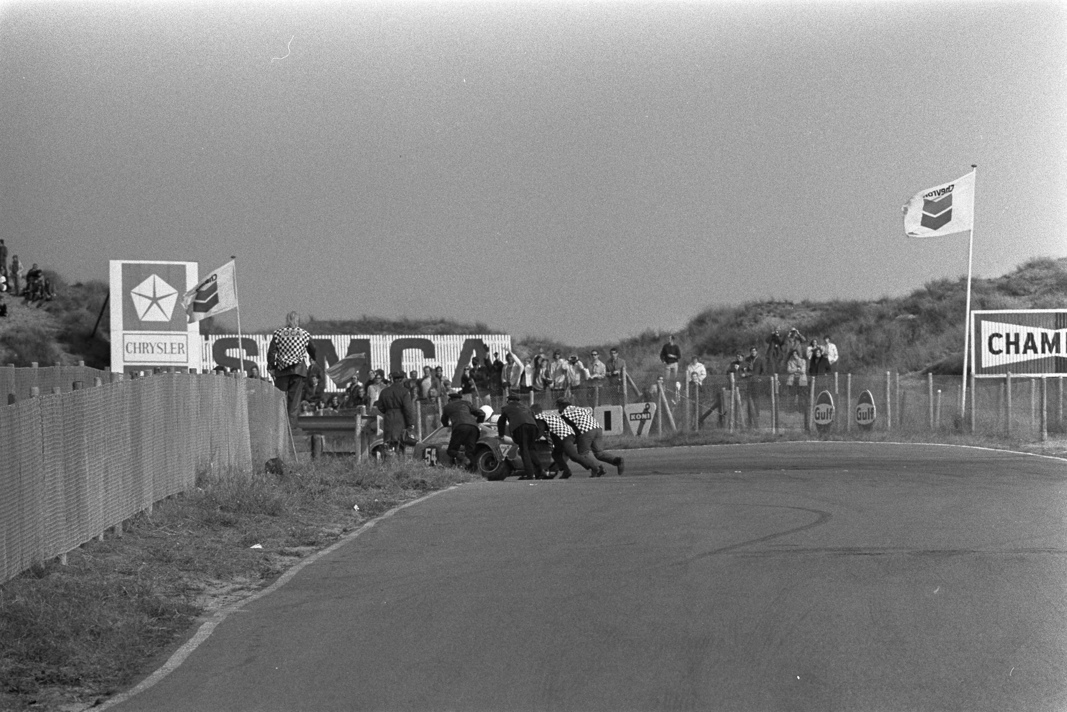 Fotocollectie Anefo — Autoraces "Trophy of the Dunes" , Zandvoort, botsing — Foto: Evers, Joost / Anefo. Licentie: Set B: Rechtenvrij / Publiek Domein. Bron: Nationaal Archief. http://hdl.handle.net/10648/abd058a0-d0b4-102d-bcf8-003048976d84