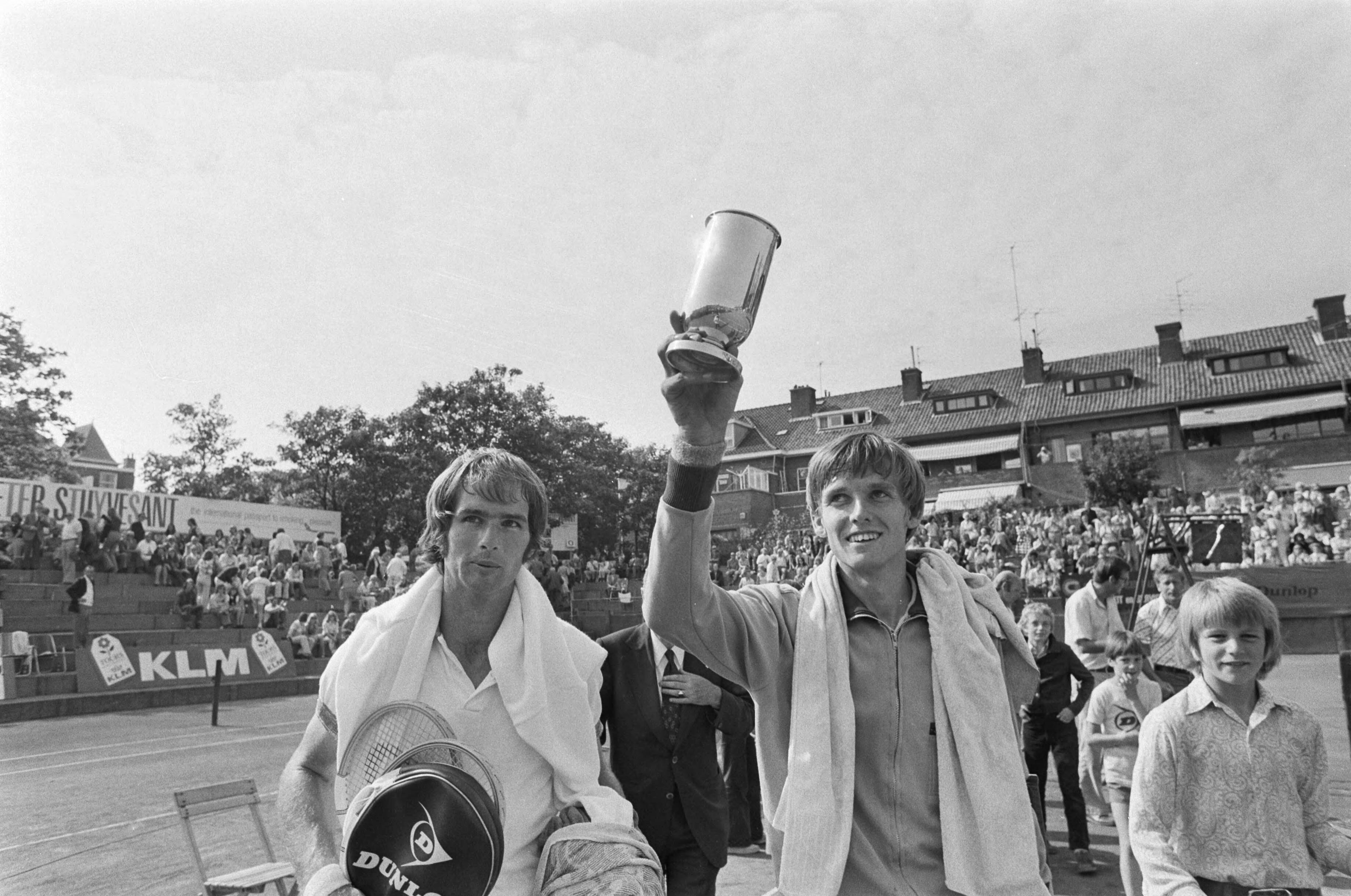 Fotocollectie Anefo — Nationale tenniskampioenschappen in Scheveningen; kampioe L. Sanders met de beker, links Hemmes — Foto: Mieremet, Rob / Anefo. Licentie: Set B: Rechtenvrij / Publiek Domein. Bron: Nationaal Archief. http://hdl.handle.net/10648/ac52eeaa-d0b4-102d-bcf8-003048976d84