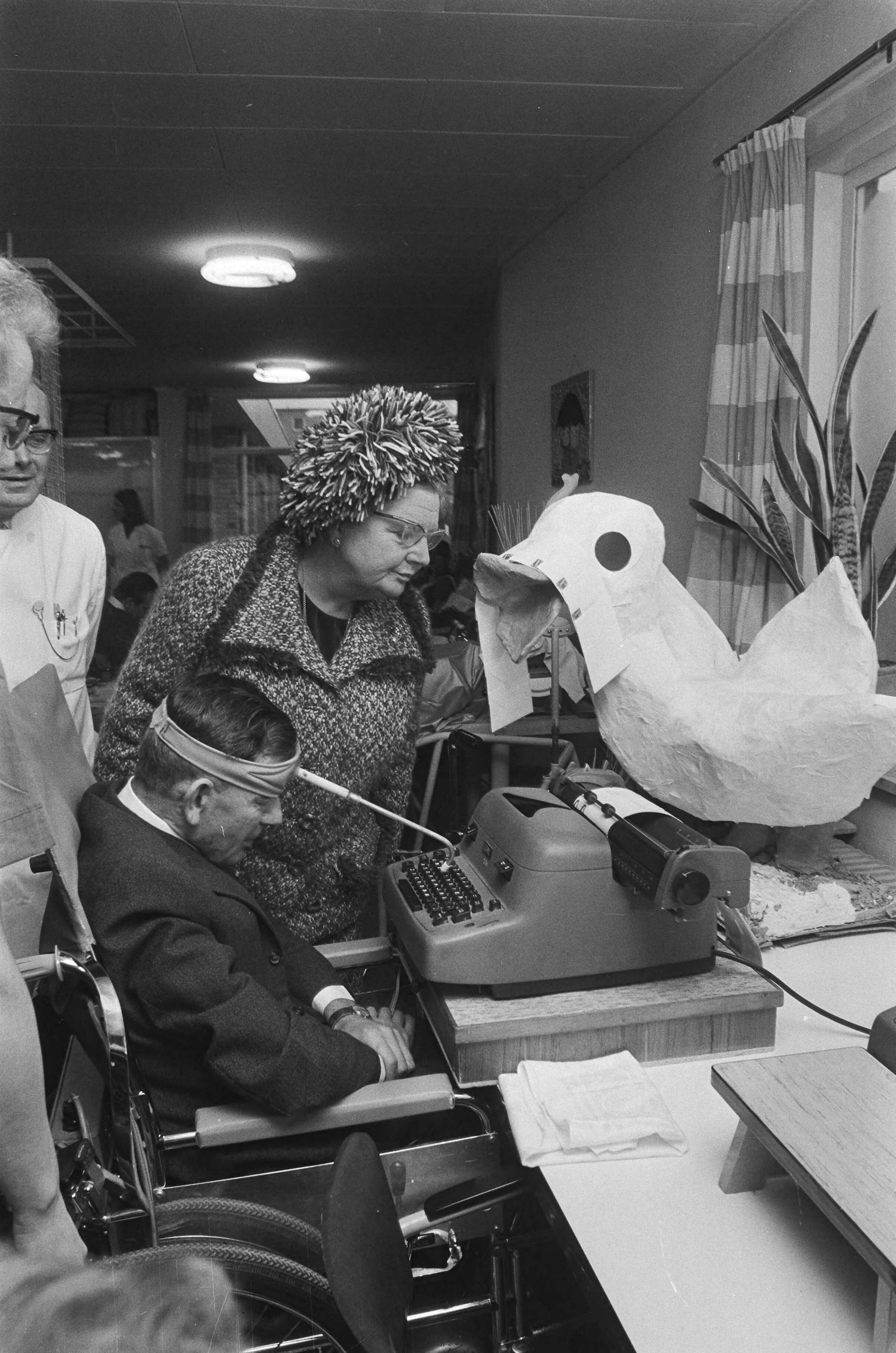 Fotocollectie Anefo — H.M brengt werkbezoek aan Zuidelijk Westerkwartier in Groningen; koningin Juliana bezoekt Zonnehuis in Zuidhorn — Foto: Mieremet, Rob / Anefo. Licentie: Set B: Rechtenvrij / Publiek Domein. Bron: Nationaal Archief. http://hdl.handle.net/10648/abac0540-d0b4-102d-bcf8-003048976d84